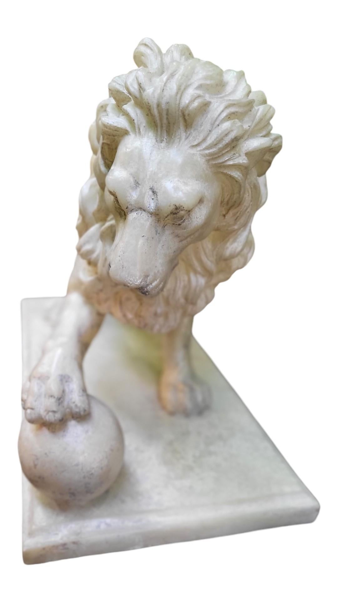 Sconosciuto Coppia di sculture di leoni medicei in resina in vendita