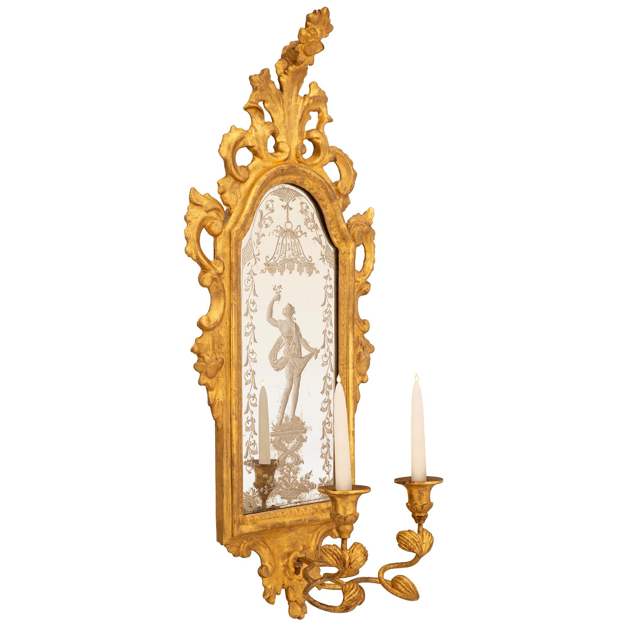 pair of Italian mid 18th century Baroque Period Giltwood mirrored sconces In Good Condition For Sale In West Palm Beach, FL