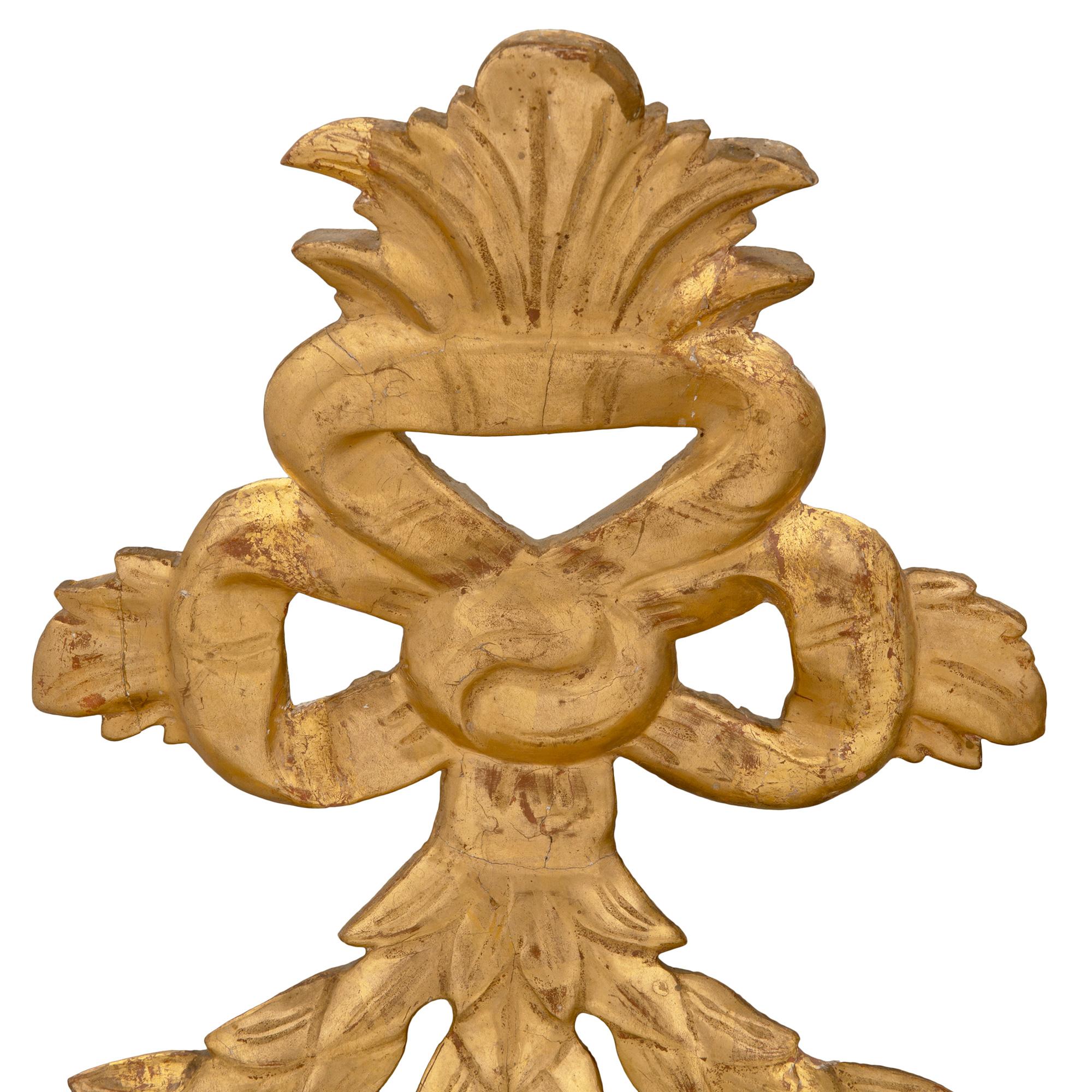 Pareja de espejos italianos de madera dorada de estilo barroco de mediados del siglo XVIII Barroco en venta