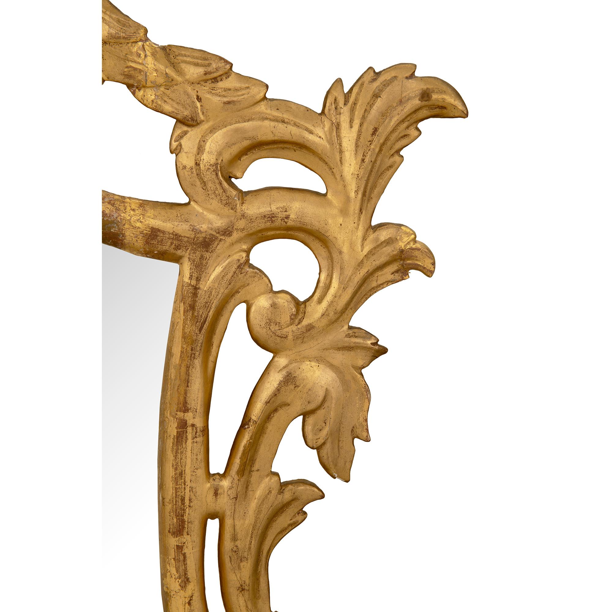 Pareja de espejos italianos de madera dorada de estilo barroco de mediados del siglo XVIII en Bueno estado para la venta en West Palm Beach, FL