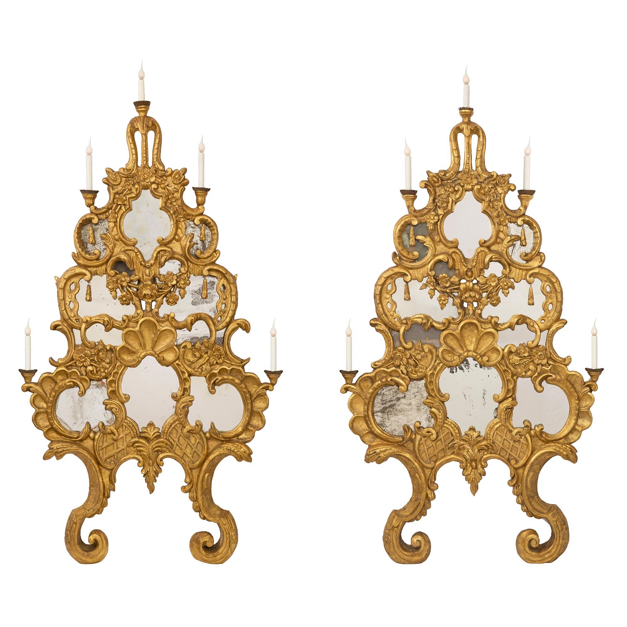 Baroque Paire d'appliques baroques italiennes du milieu du XVIIIe siècle en bois doré avec miroir en vente
