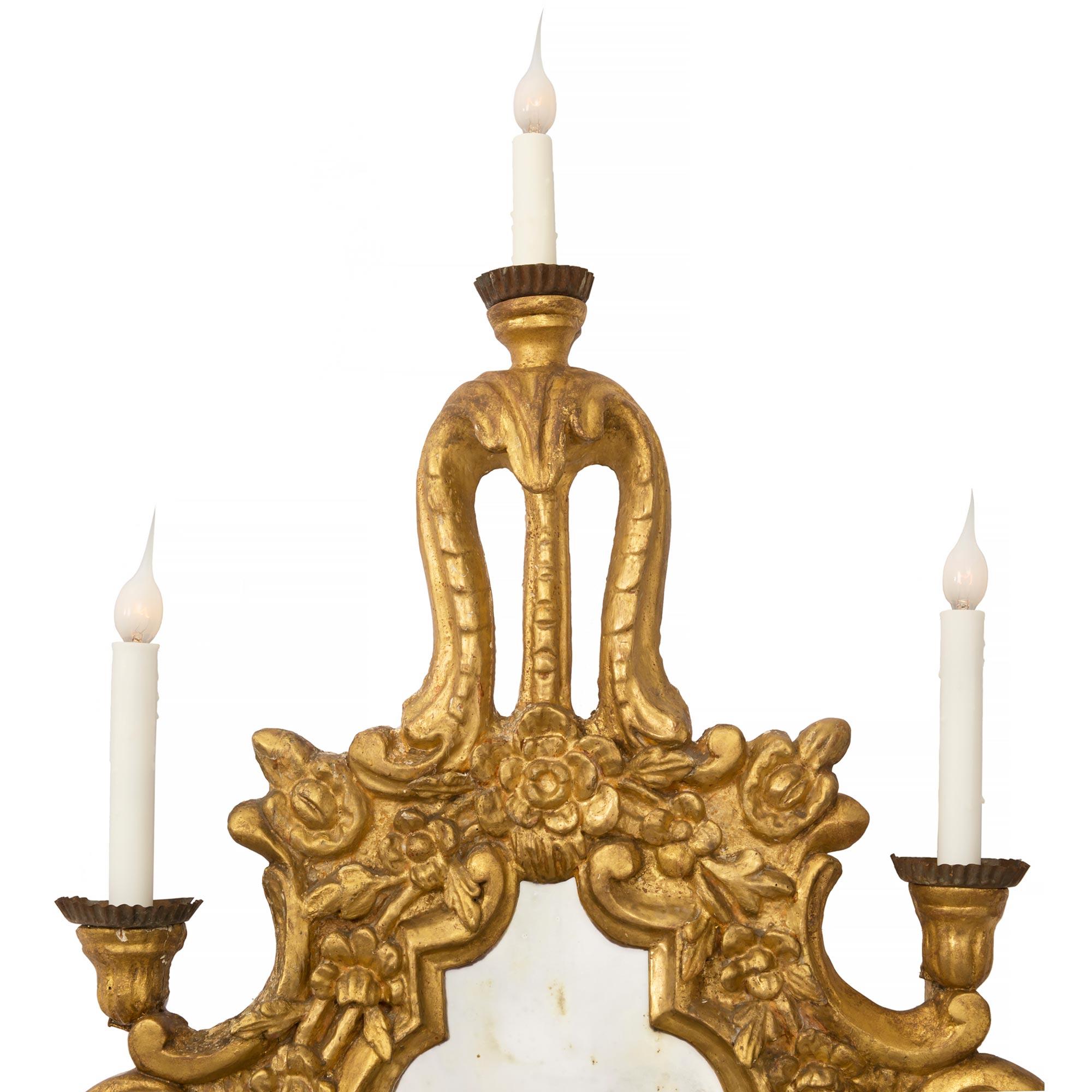 XVIIIe siècle et antérieur Paire d'appliques baroques italiennes du milieu du XVIIIe siècle en bois doré avec miroir en vente