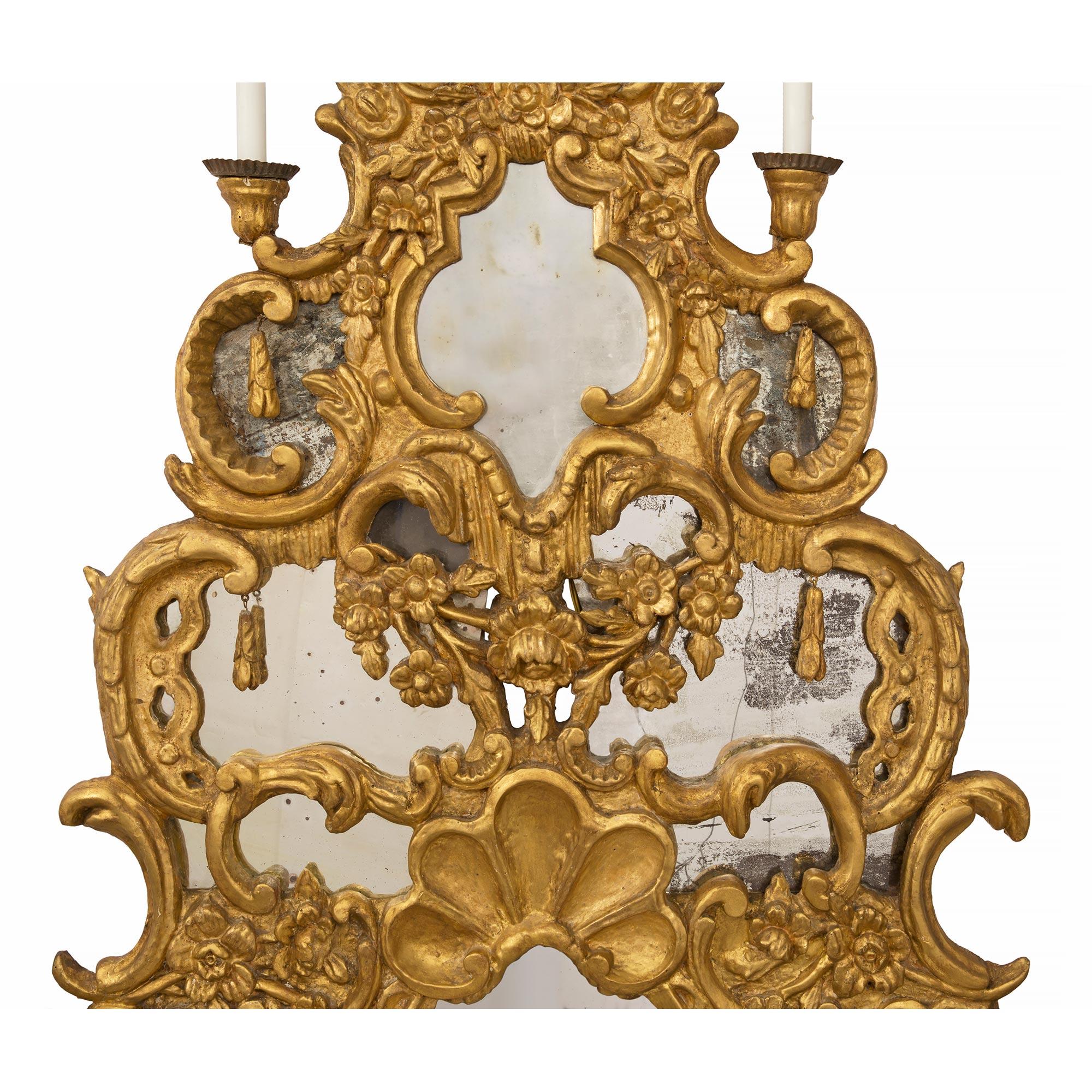 Miroir Paire d'appliques baroques italiennes du milieu du XVIIIe siècle en bois doré avec miroir en vente