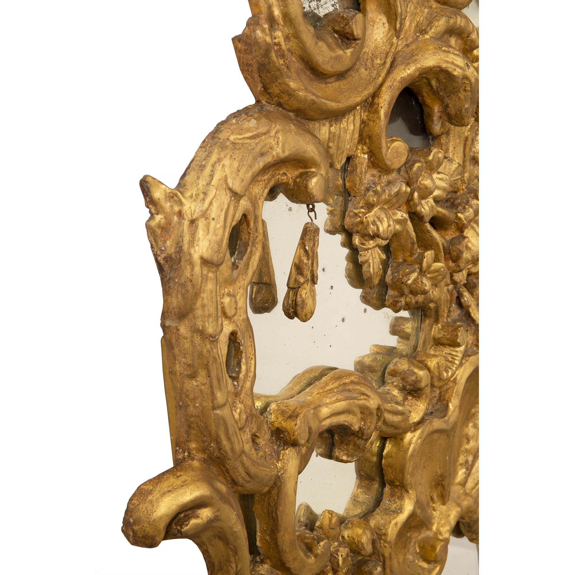 Paire d'appliques baroques italiennes du milieu du XVIIIe siècle en bois doré avec miroir en vente 1