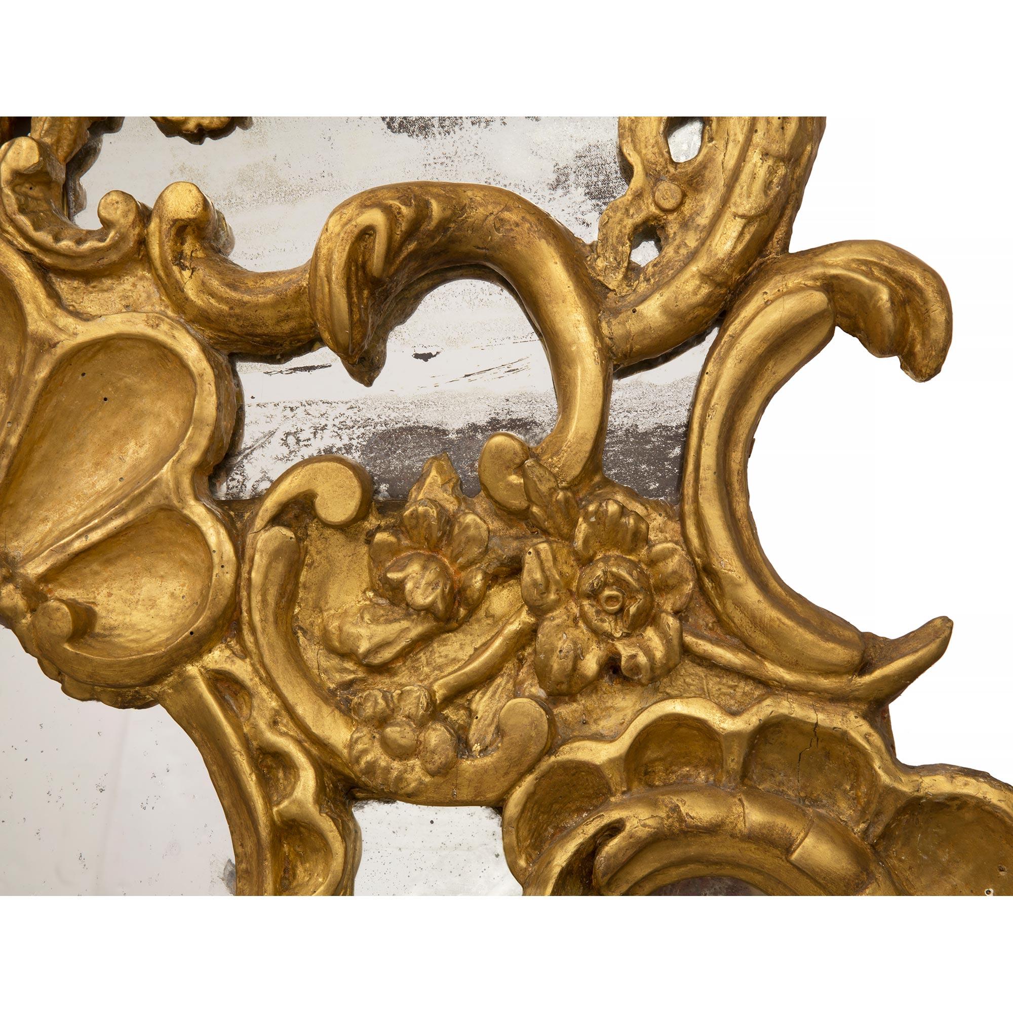 Paire d'appliques baroques italiennes du milieu du XVIIIe siècle en bois doré avec miroir en vente 2