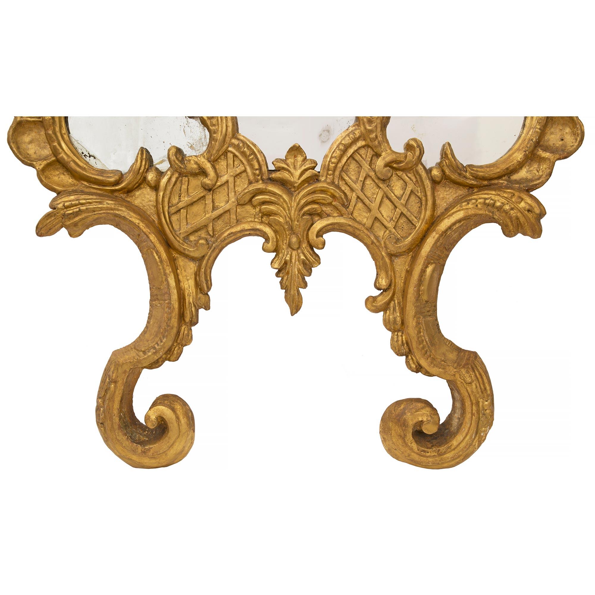 Paire d'appliques baroques italiennes du milieu du XVIIIe siècle en bois doré avec miroir en vente 3