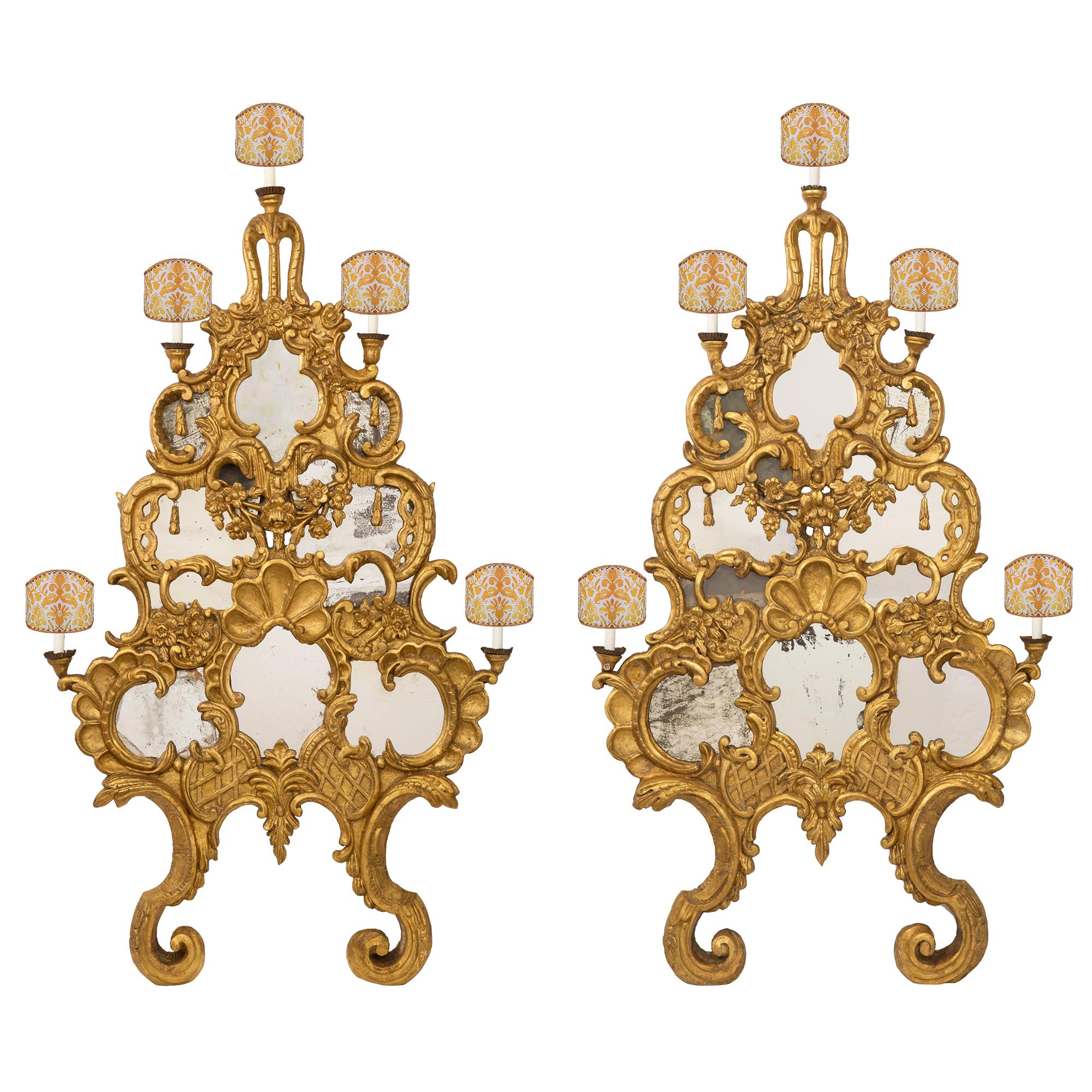 Paire d'appliques baroques italiennes du milieu du XVIIIe siècle en bois doré avec miroir en vente