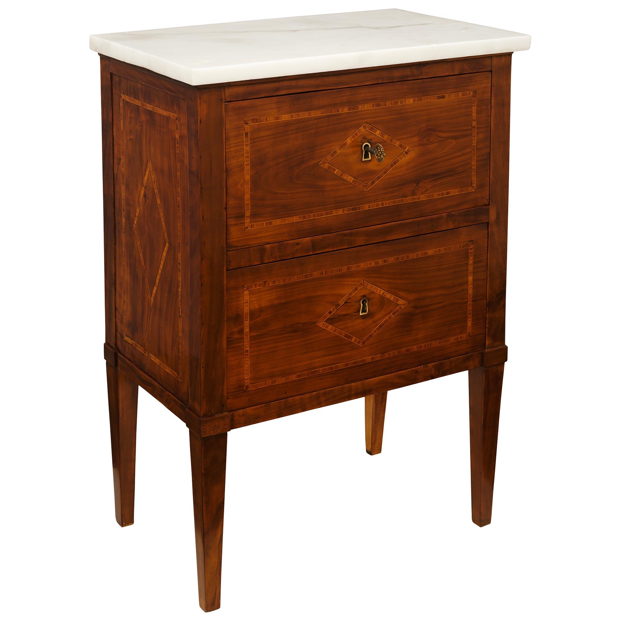 Luigi XV Coppia di commodes italiane della metà del XVIII secolo in noce e marmo in vendita