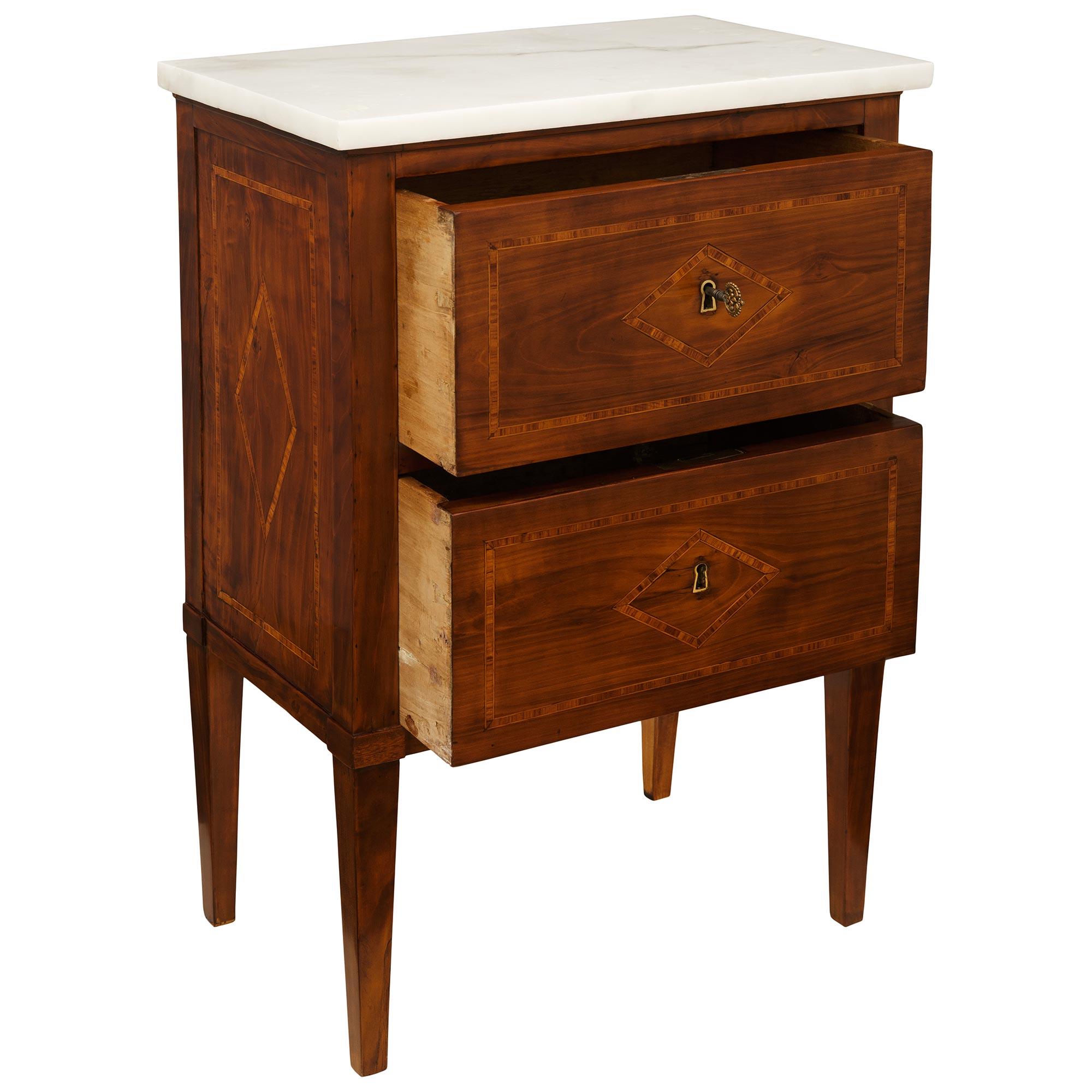 Italiano Coppia di commodes italiane della metà del XVIII secolo in noce e marmo in vendita