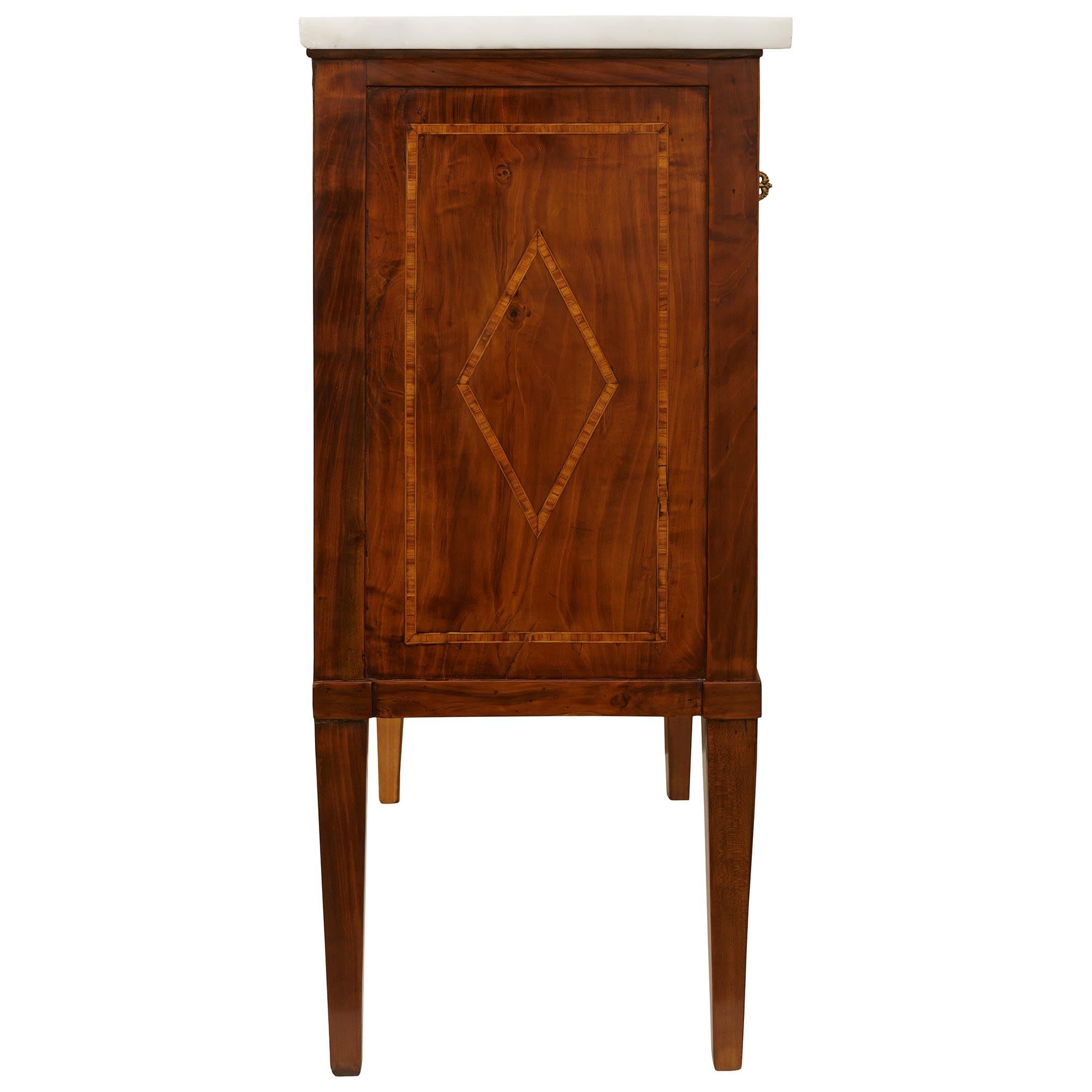 Coppia di commodes italiane della metà del XVIII secolo in noce e marmo In condizioni buone in vendita a West Palm Beach, FL