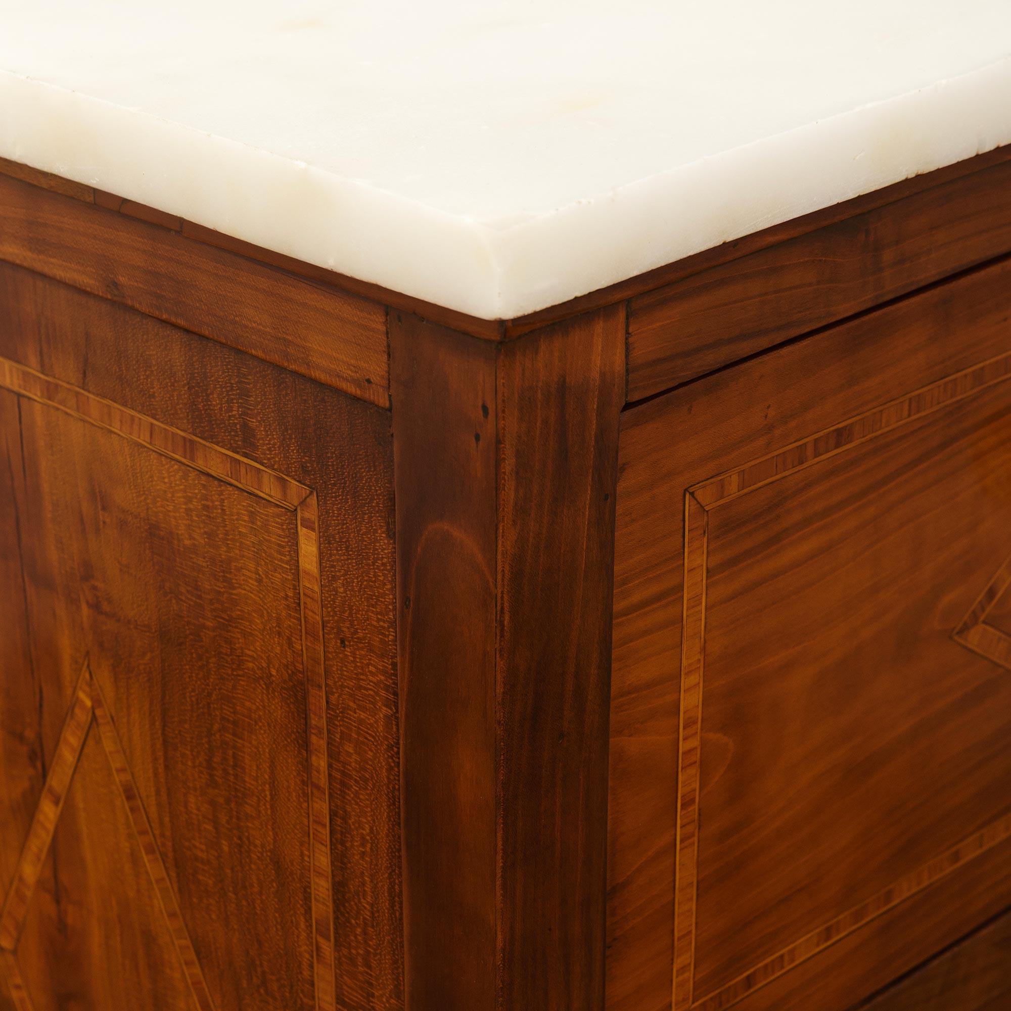 Fino al XVIII secolo Coppia di commodes italiane della metà del XVIII secolo in noce e marmo in vendita