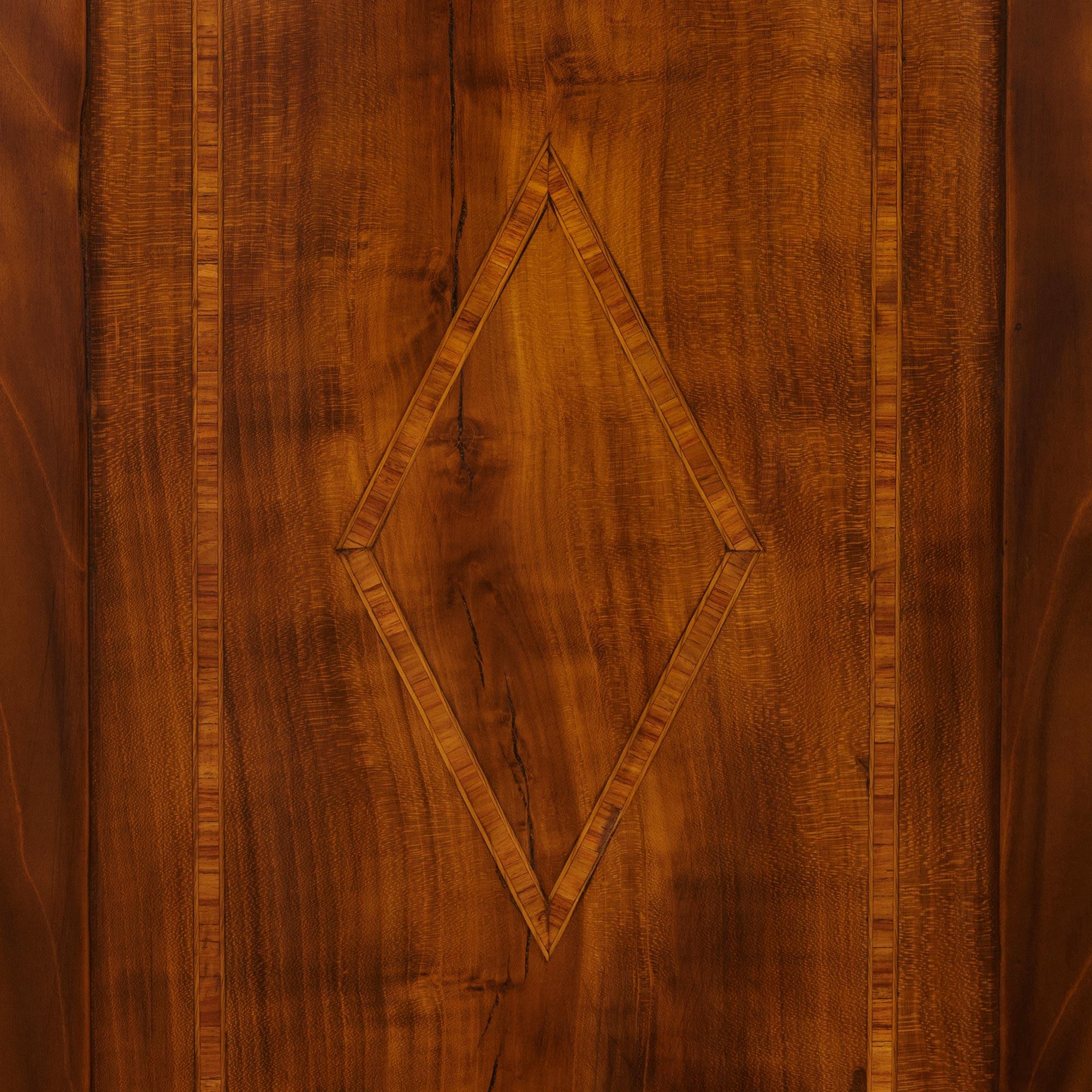 Marmo Coppia di commodes italiane della metà del XVIII secolo in noce e marmo in vendita