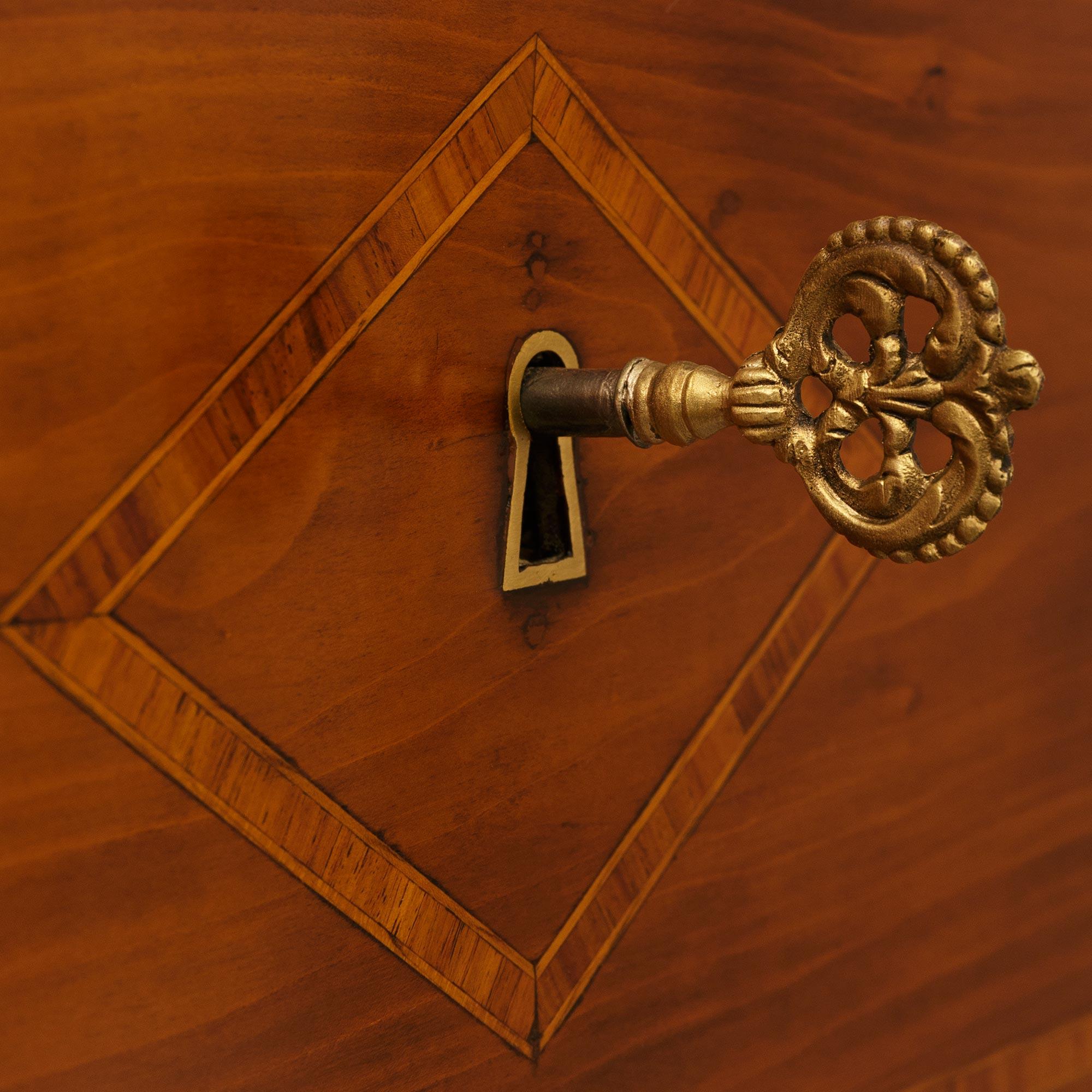 Coppia di commodes italiane della metà del XVIII secolo in noce e marmo in vendita 1