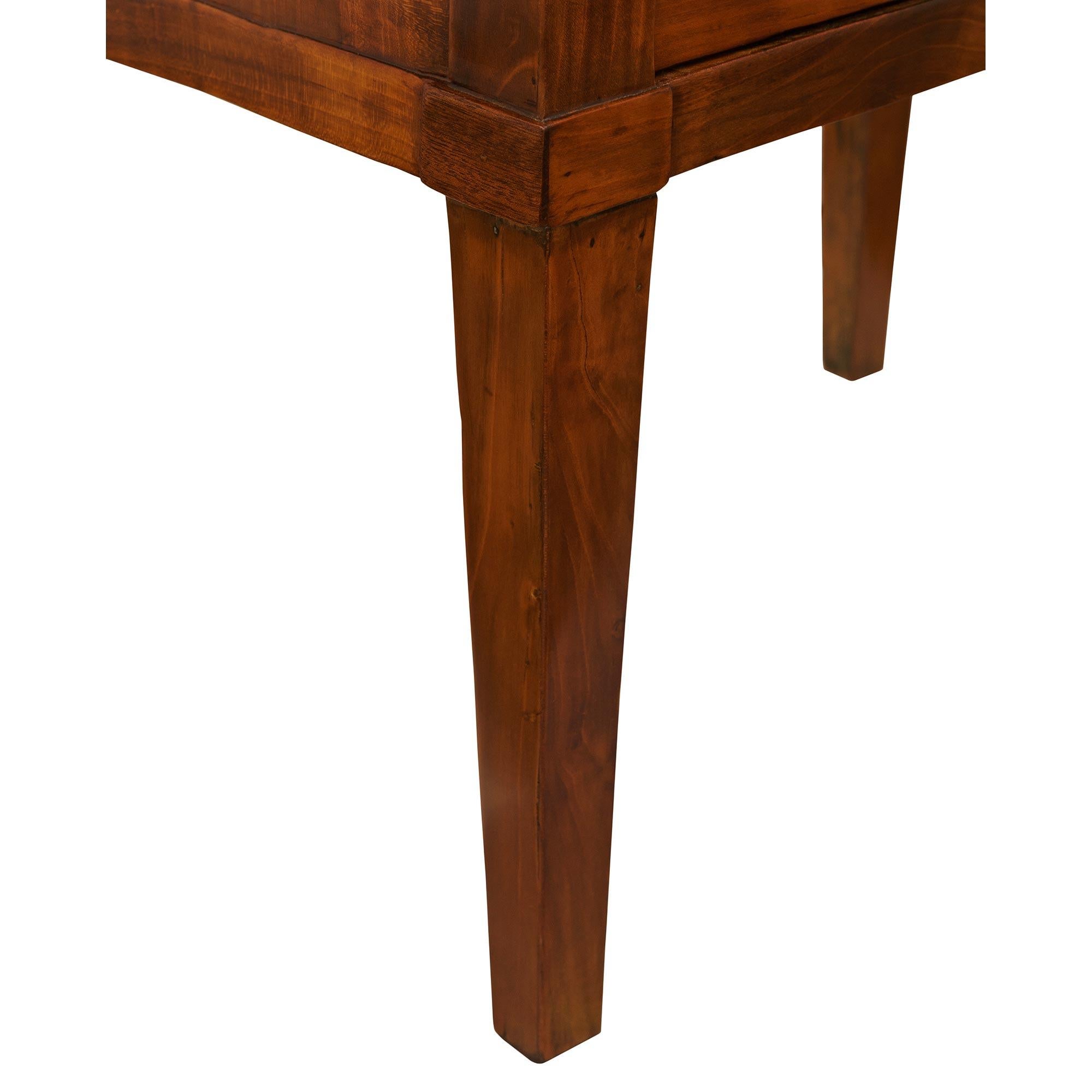 Coppia di commodes italiane della metà del XVIII secolo in noce e marmo in vendita 2