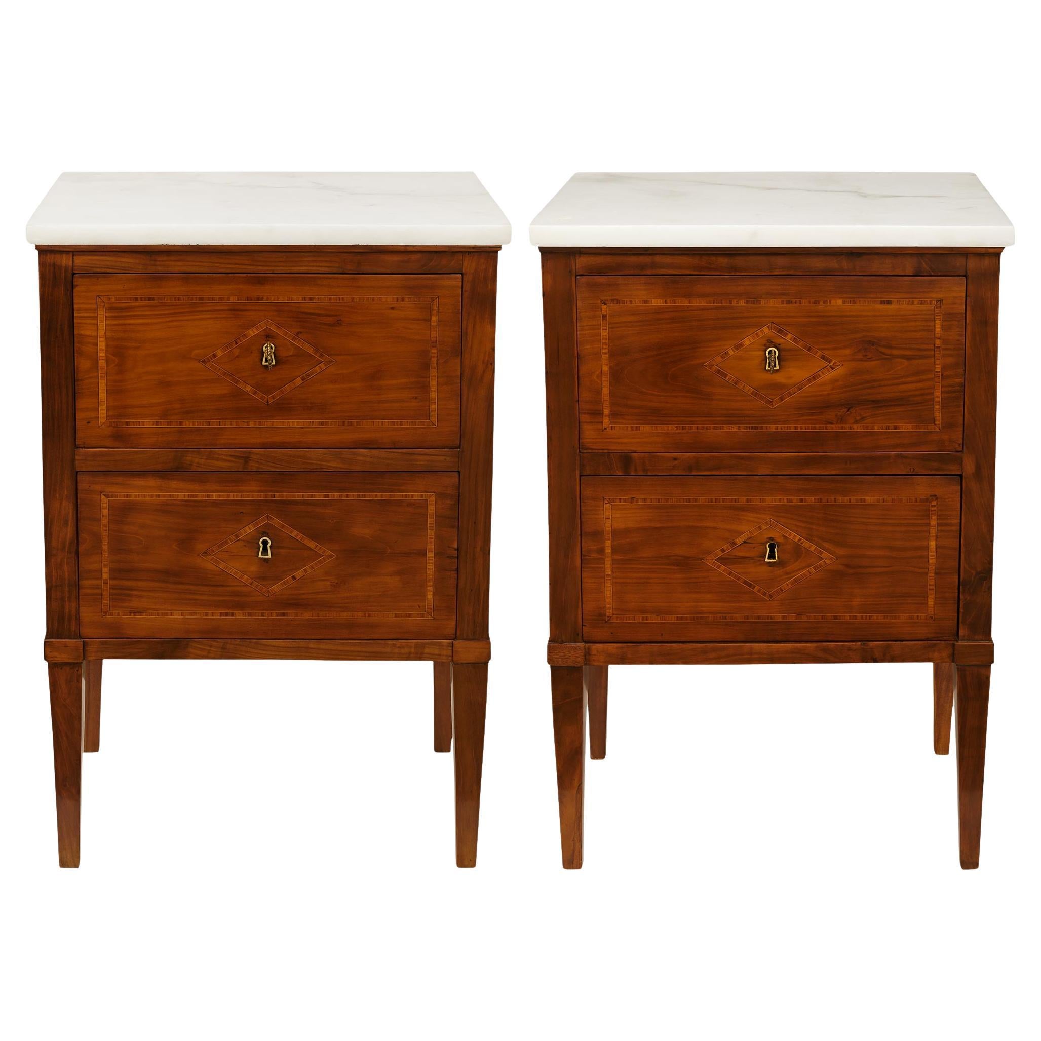 Coppia di commodes italiane della metà del XVIII secolo in noce e marmo in vendita