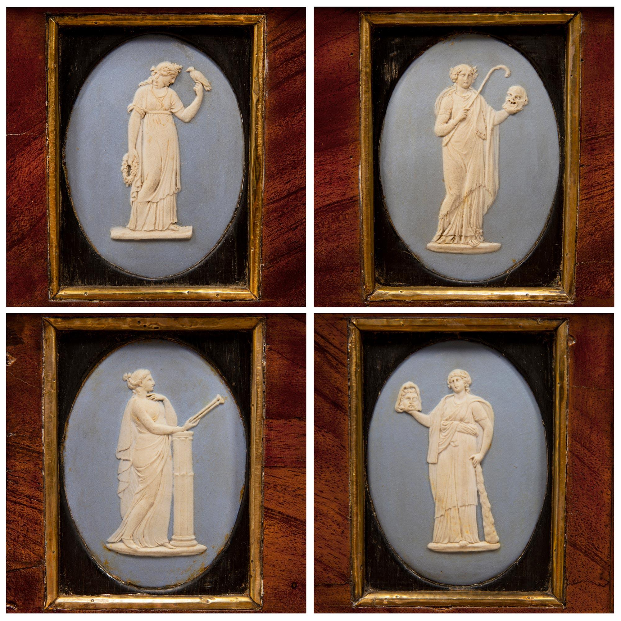Paar italienische Mahagoni-Konsolen im Empire-Stil aus Neapel aus der Mitte des 19. Jahrhunderts im Angebot 1