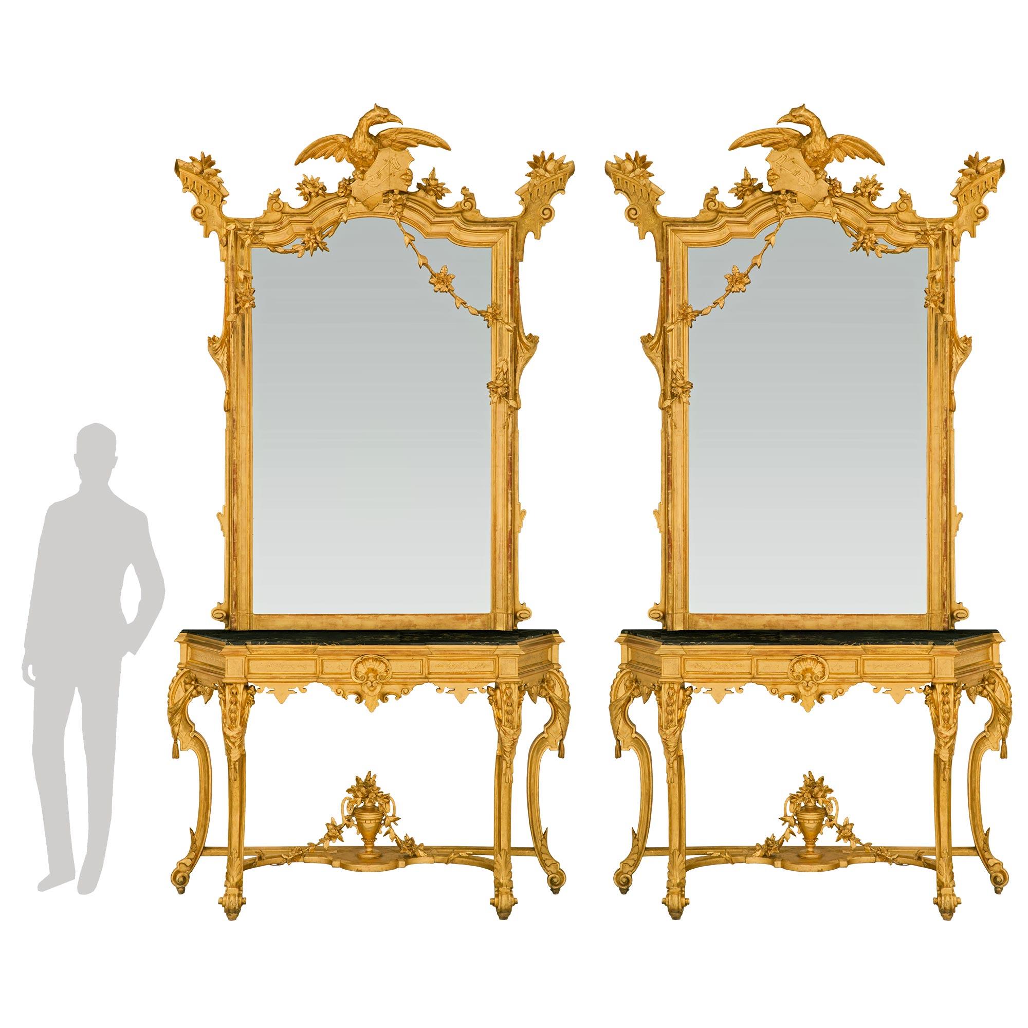 Une paire spectaculaire et de très haute qualité de consoles néo-classiques italiennes du 19ème siècle en bois doré et de miroirs assortis. Chaque importante console autoportante est surélevée par des pieds élégamment chantournés, dotés de