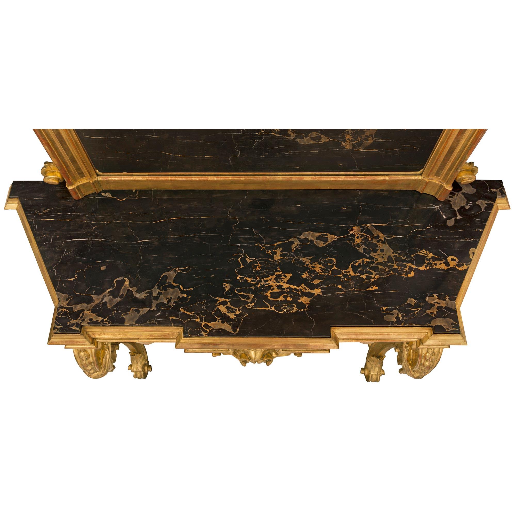 Miroir Paire de consoles italiennes en bois doré du milieu du XIXe siècle avec miroirs assortis en vente