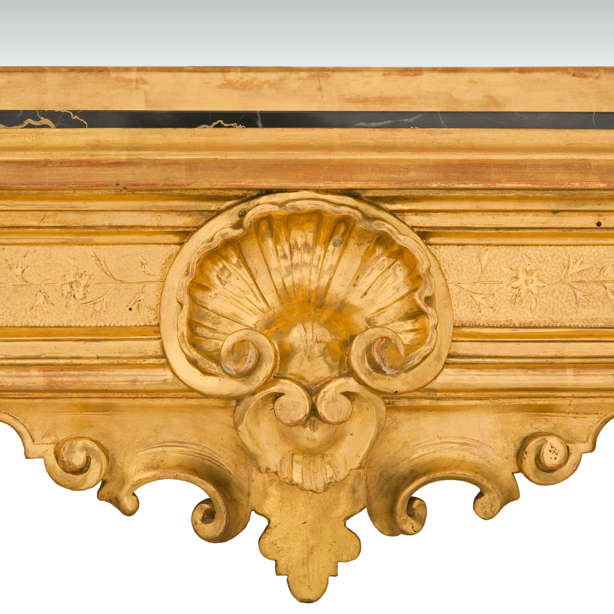 Paire de consoles italiennes en bois doré du milieu du XIXe siècle avec miroirs assortis en vente 3