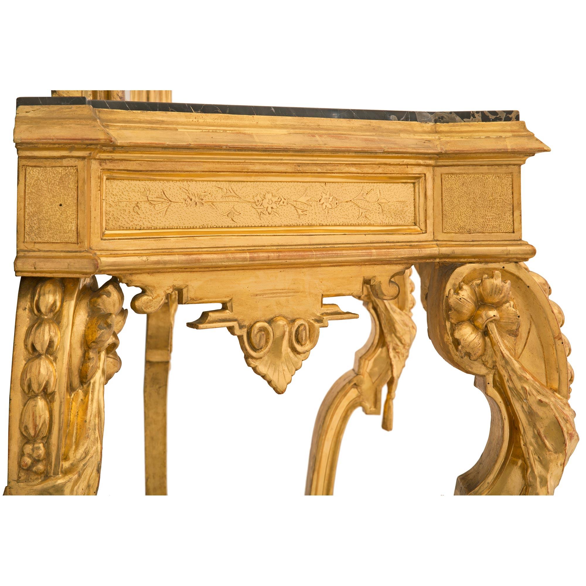 Paire de consoles italiennes en bois doré du milieu du XIXe siècle avec miroirs assortis en vente 4