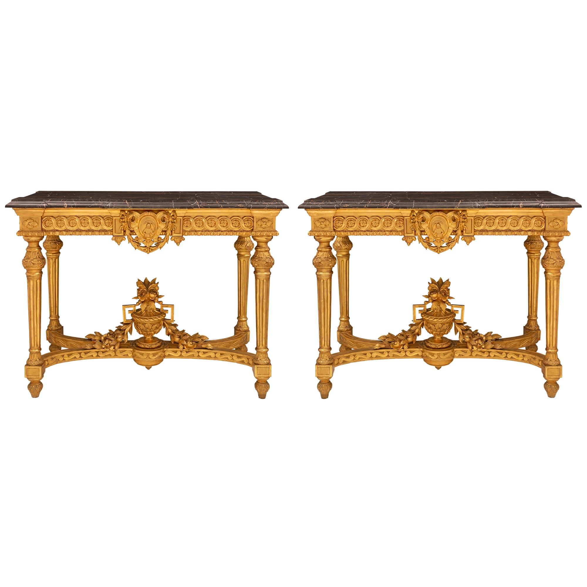 Paire de consoles autoportantes italiennes en bois doré de style Louis XVI du milieu du XIXe siècle