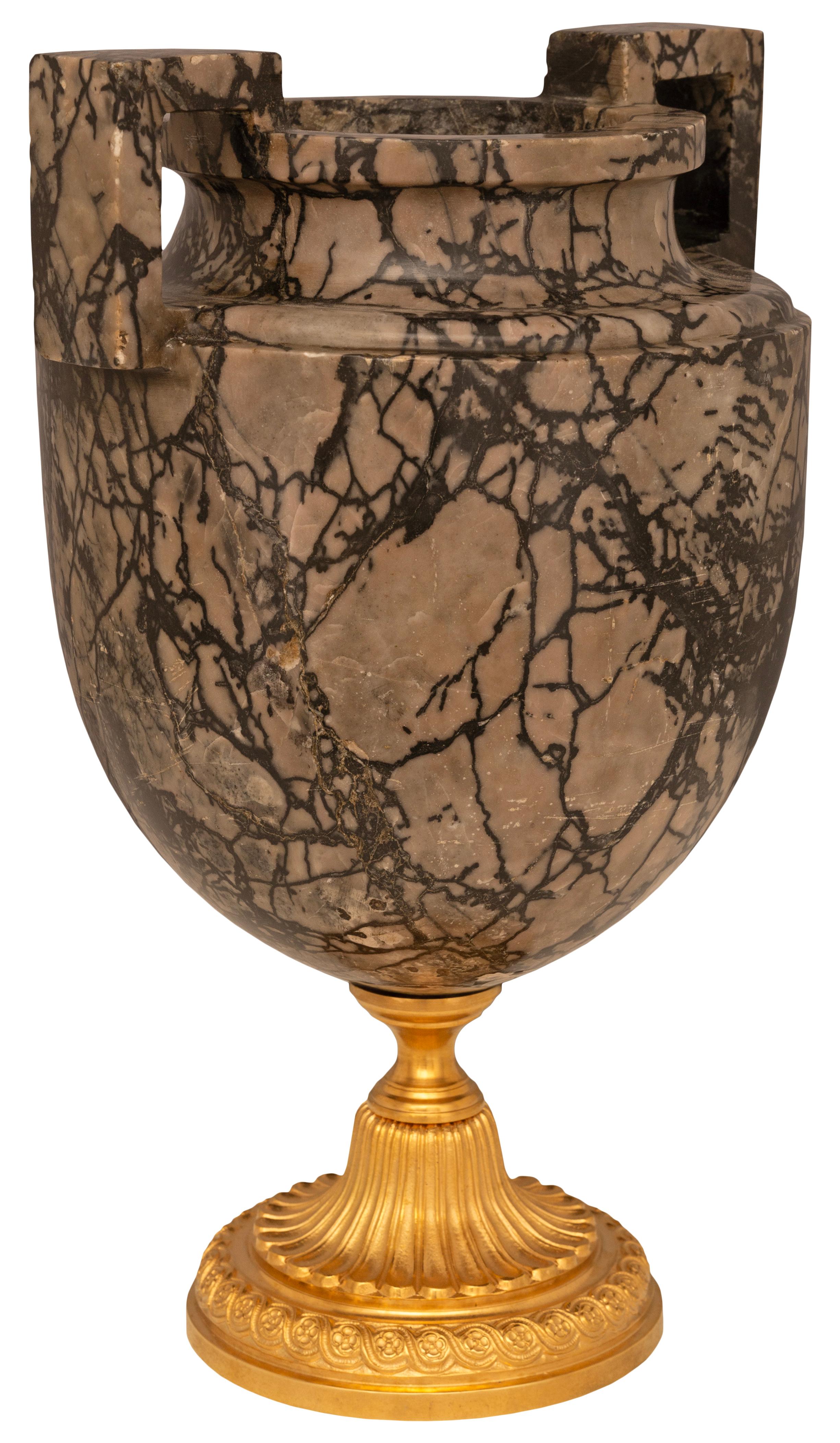 Neoclassico Coppia di urne neoclassiche in marmo Ormolu della metà del XIX secolo in vendita