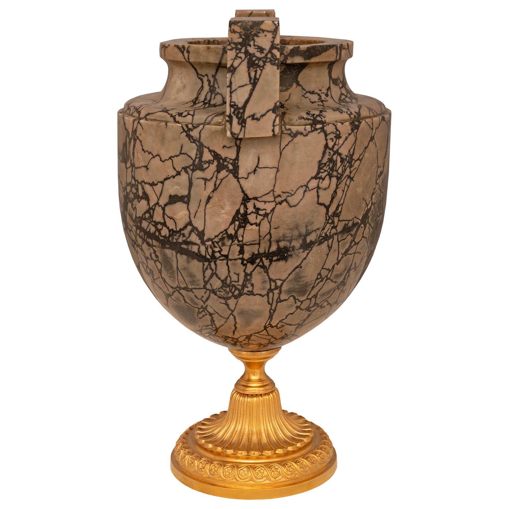 Italiano Coppia di urne neoclassiche in marmo Ormolu della metà del XIX secolo in vendita