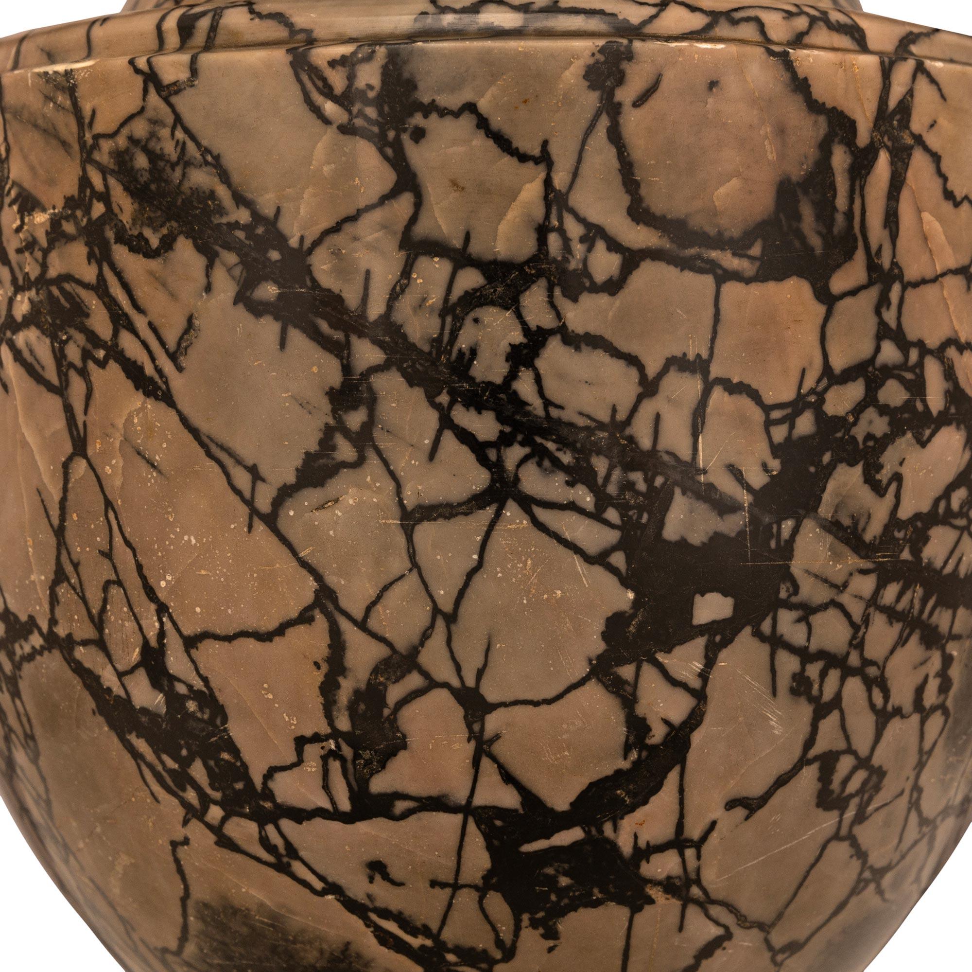 Coppia di urne neoclassiche in marmo Ormolu della metà del XIX secolo in vendita 1