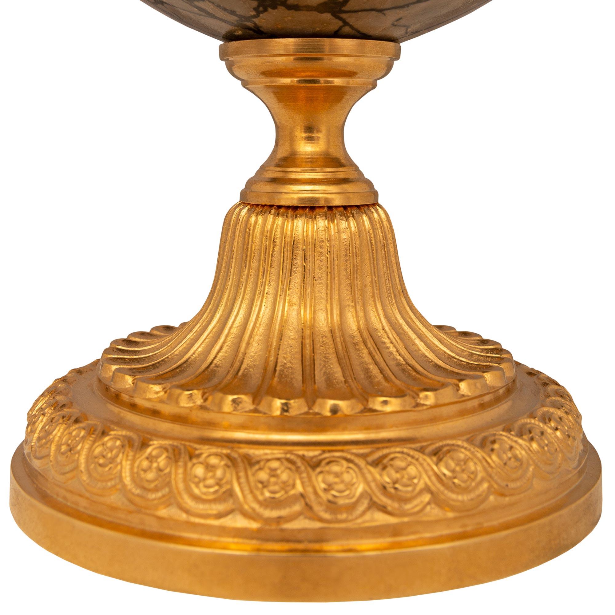 Coppia di urne neoclassiche in marmo Ormolu della metà del XIX secolo in vendita 2