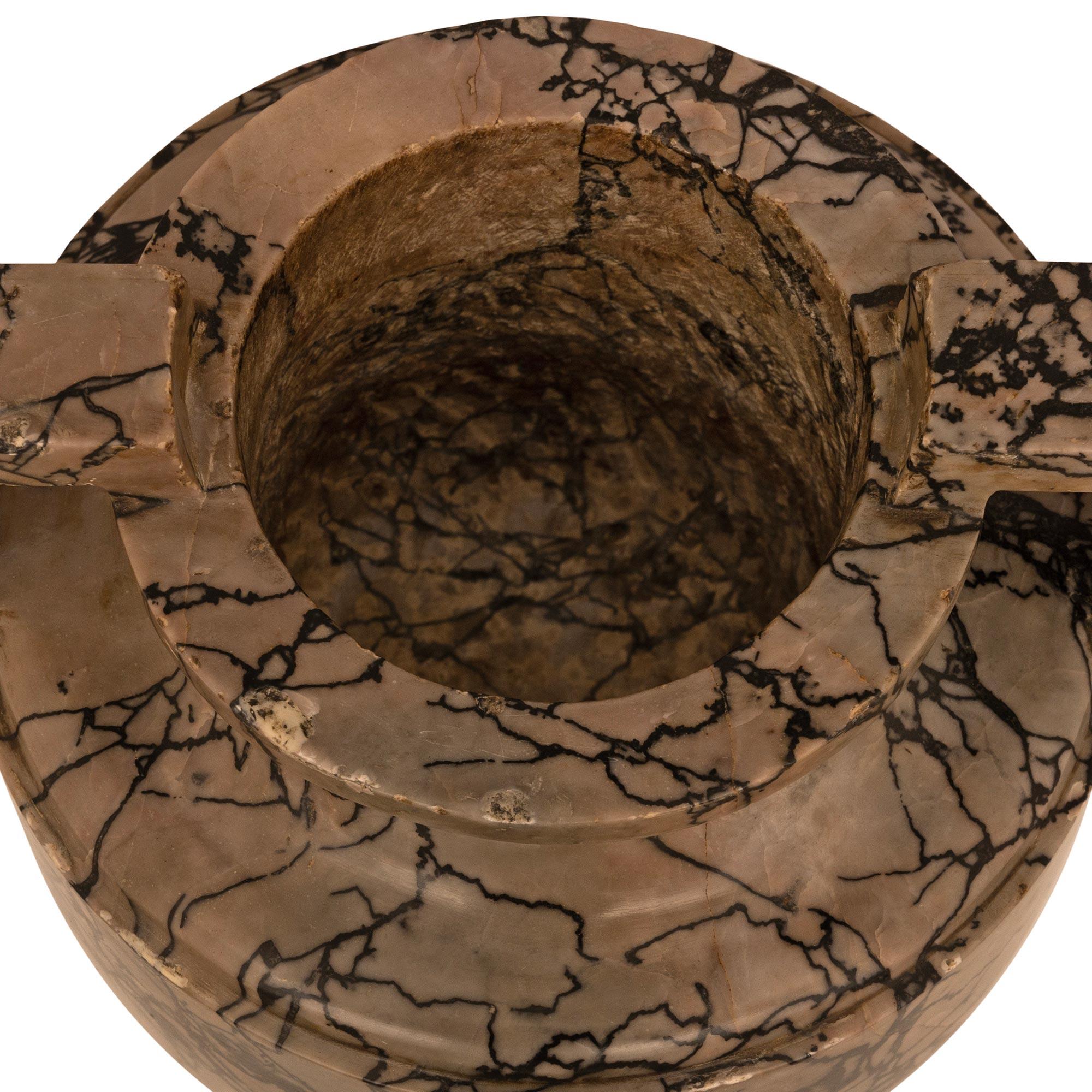 Coppia di urne neoclassiche in marmo Ormolu della metà del XIX secolo in vendita 3