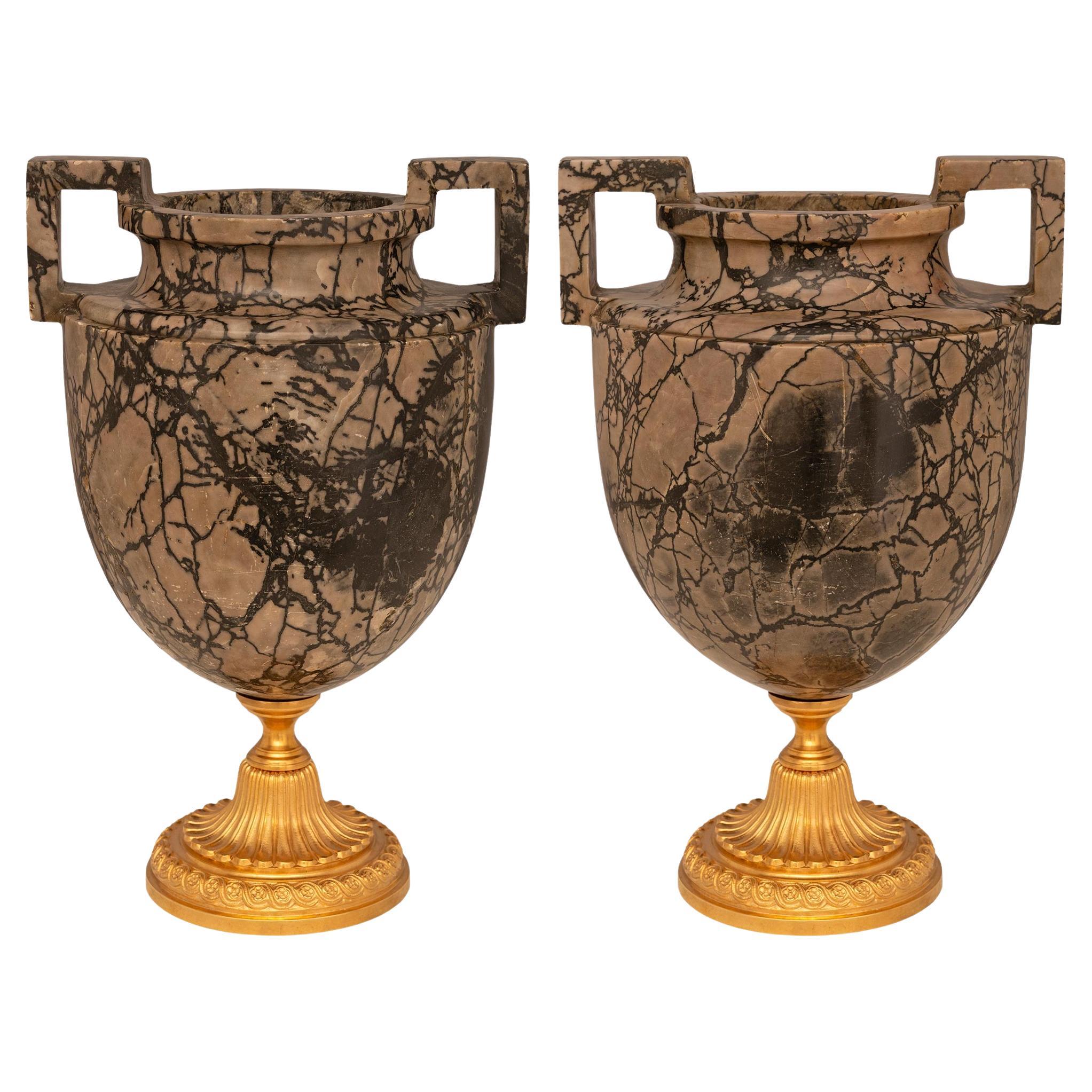 Paire d'urnes italiennes néo-classiques du milieu du 19e siècle en marbre Ormolu Rain Forest