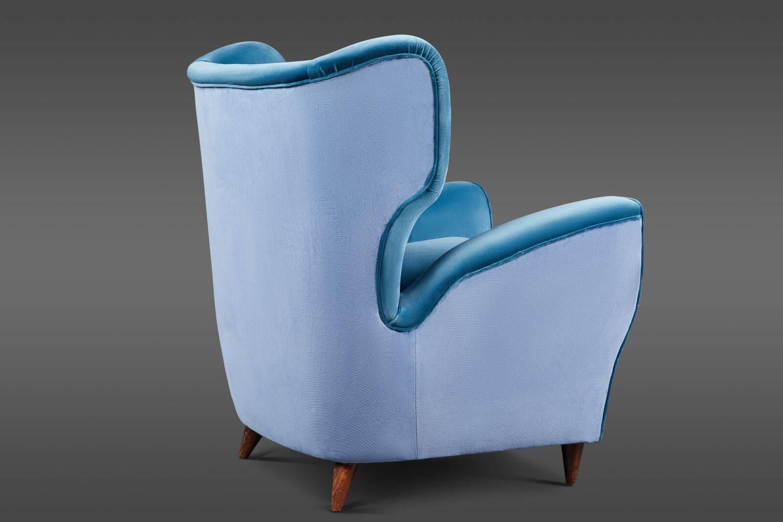 Pair of Italian Mid-20th Century Wingback Chairs in Two Tones of Velvet For Sale 1