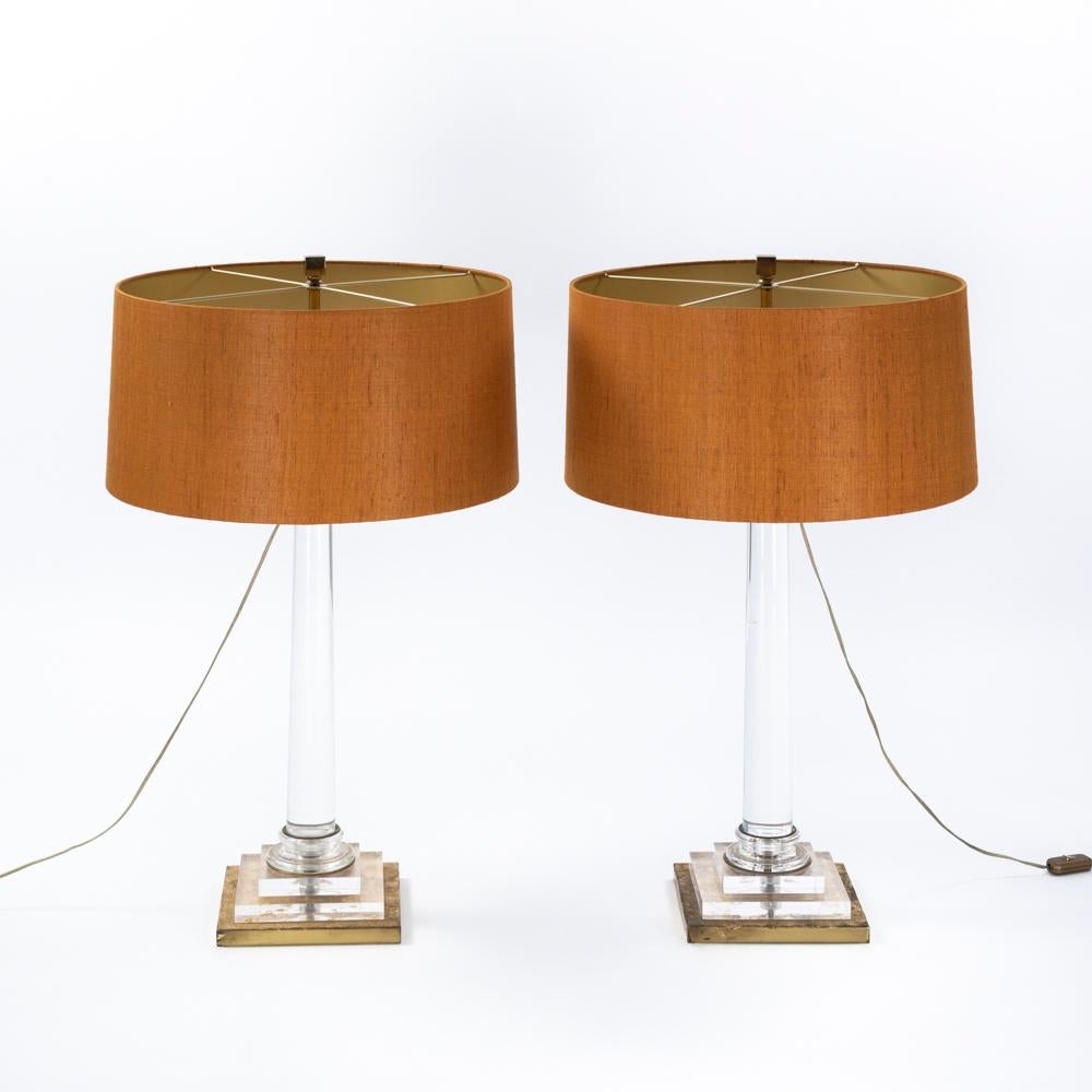 Ein Paar sehr schicke Tischlampen aus Acrylglas von Ferdinando Loffredo.

Der konische, klare Acrylsockel hat oben und unten ein geripptes Profil und unten einen kleinen Messingrand.
Der Sockel steht auf einem quadratischen Sockel, der ebenfalls