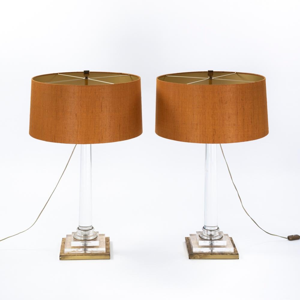 Coppia di lampade da tavolo in acrilico della metà del secolo scorso con base dorata di Ferdinando Loffredo 1970s

La base conica in acrilico trasparente ha un profilo a coste nella parte superiore e inferiore, con un piccolo bordo in ottone nella