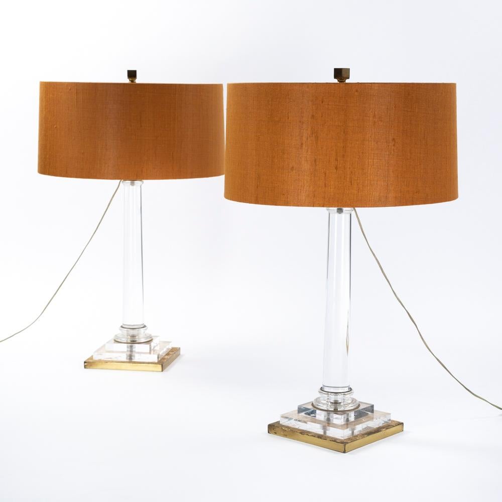 Mid-Century moderno Coppia di lampade da tavolo in acrilico della metà del secolo scorso, con base dorata, di F. Loffredo 1960 in vendita