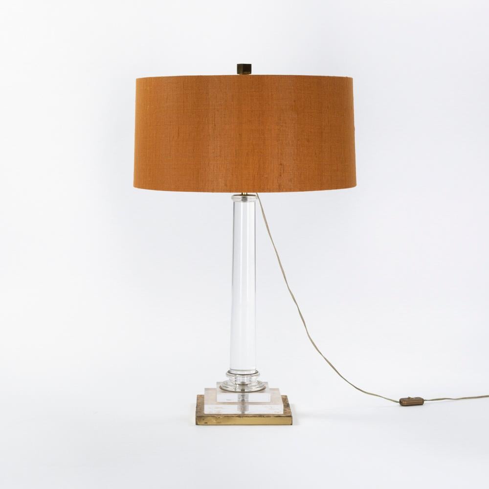 Italiano Coppia di lampade da tavolo in acrilico della metà del secolo scorso, con base dorata, di F. Loffredo 1960 in vendita