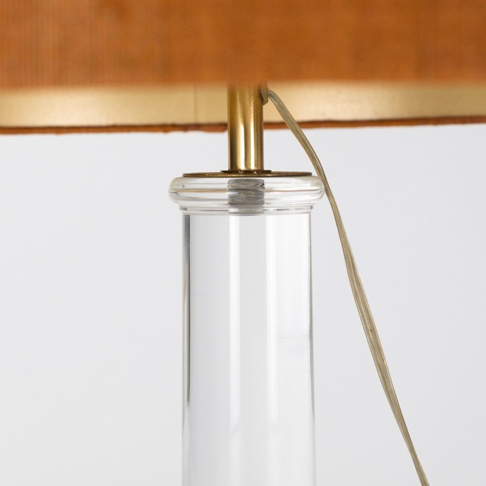 Metà XX secolo Coppia di lampade da tavolo in acrilico della metà del secolo scorso, con base dorata, di F. Loffredo 1960 in vendita
