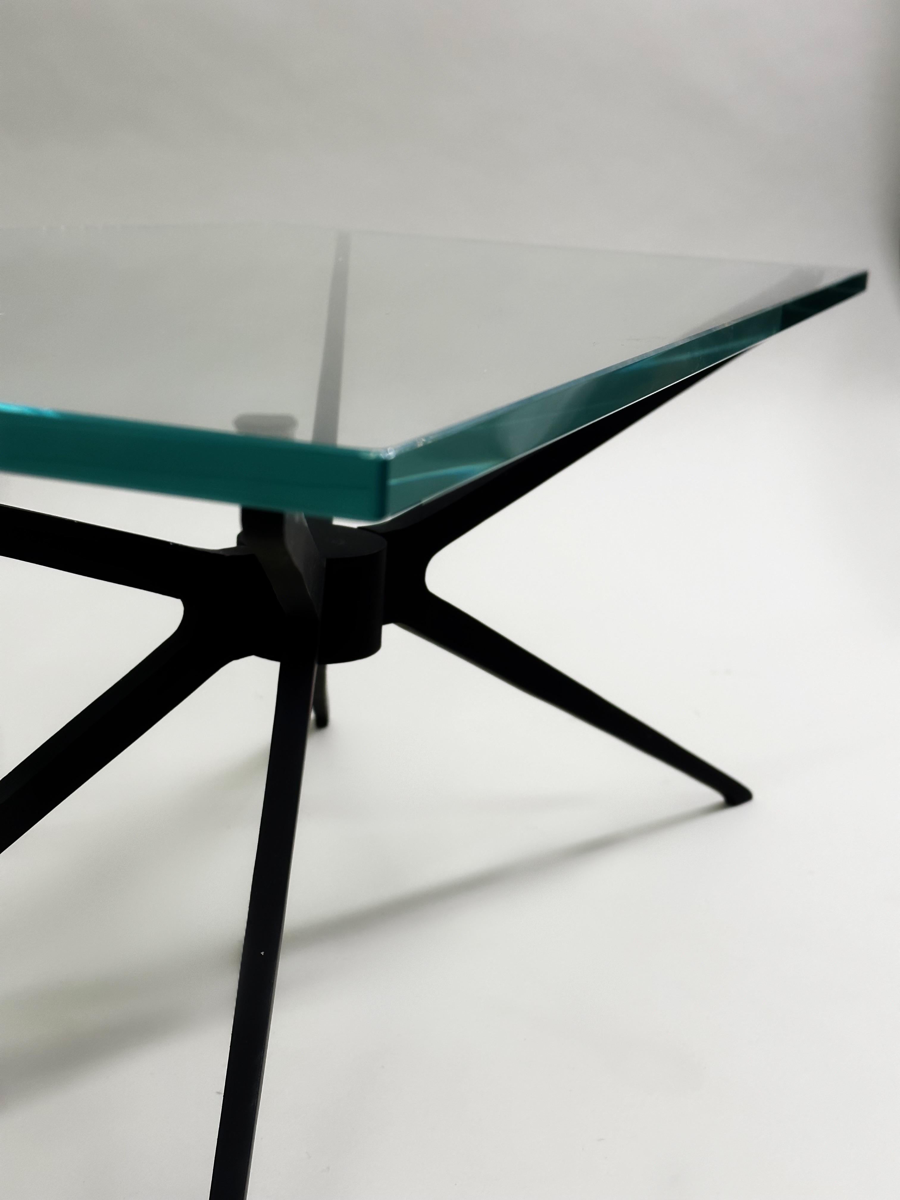 Paar italienische Beistell- oder Couchtische aus Aluminium und Glas aus der Mitte des Jahrhunderts, Fontana Arte im Angebot 3