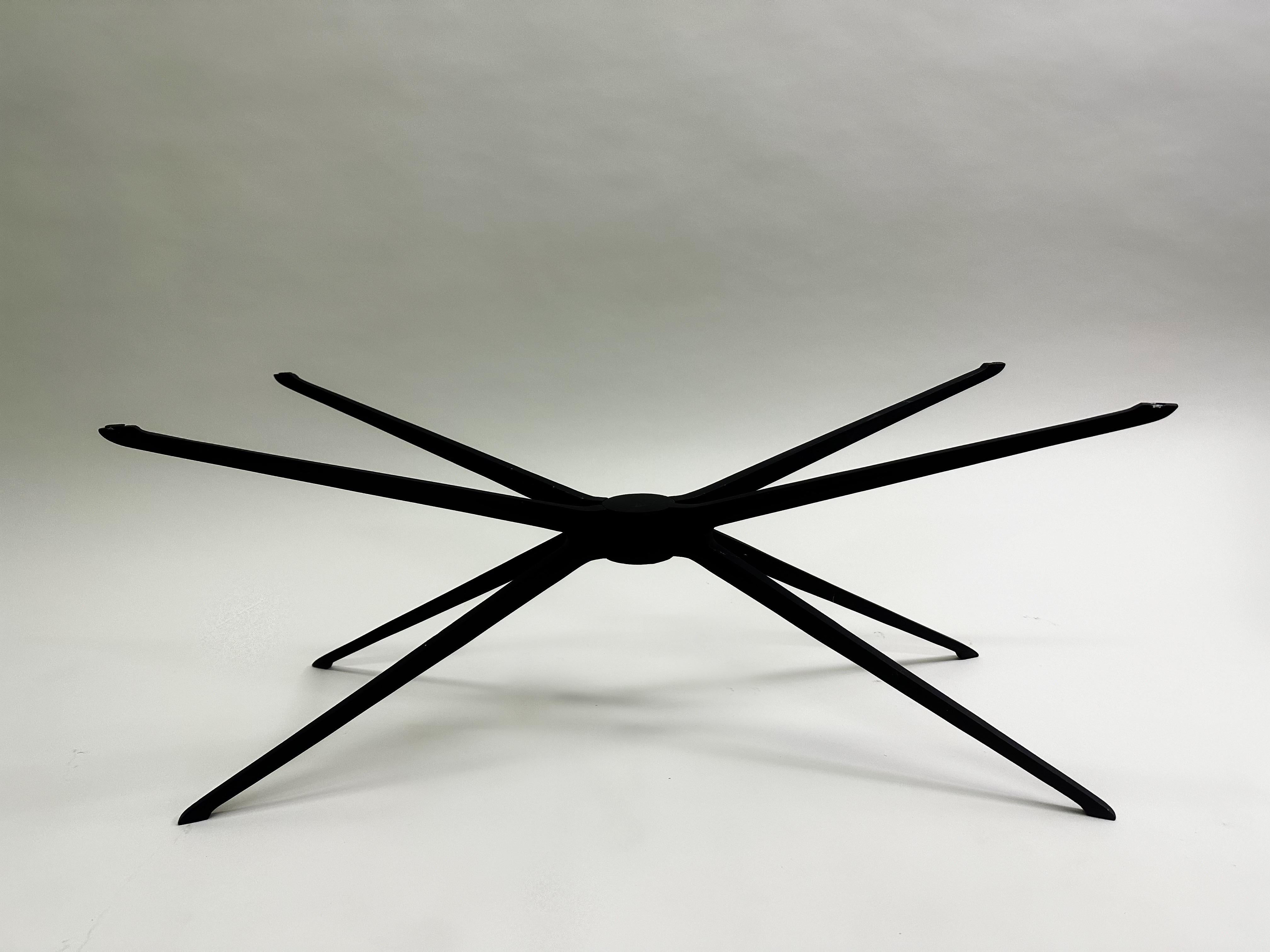 Paar italienische Beistell- oder Couchtische aus Aluminium und Glas aus der Mitte des Jahrhunderts, Fontana Arte im Angebot 4