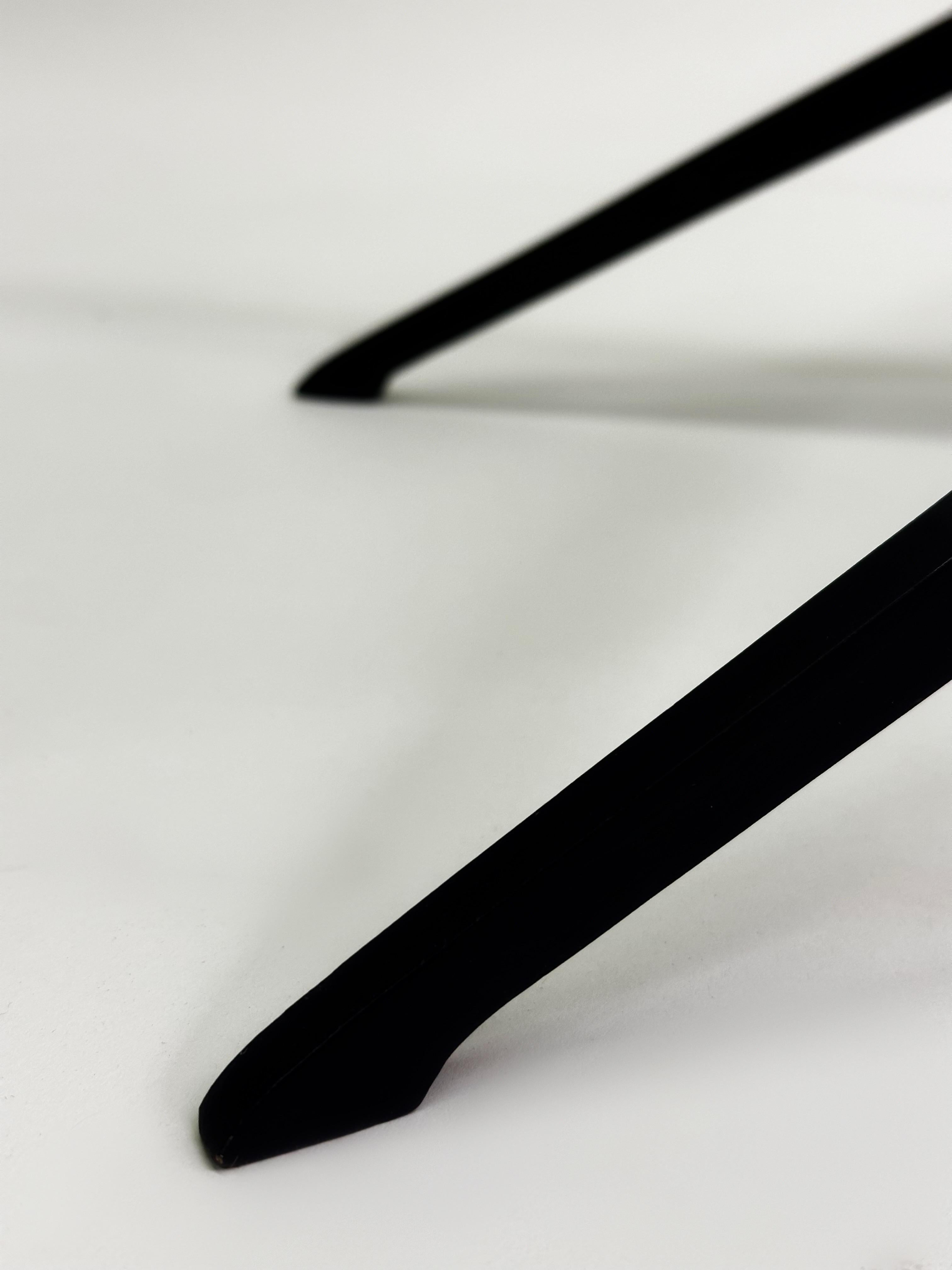Paar italienische Beistell- oder Couchtische aus Aluminium und Glas aus der Mitte des Jahrhunderts, Fontana Arte im Angebot 7