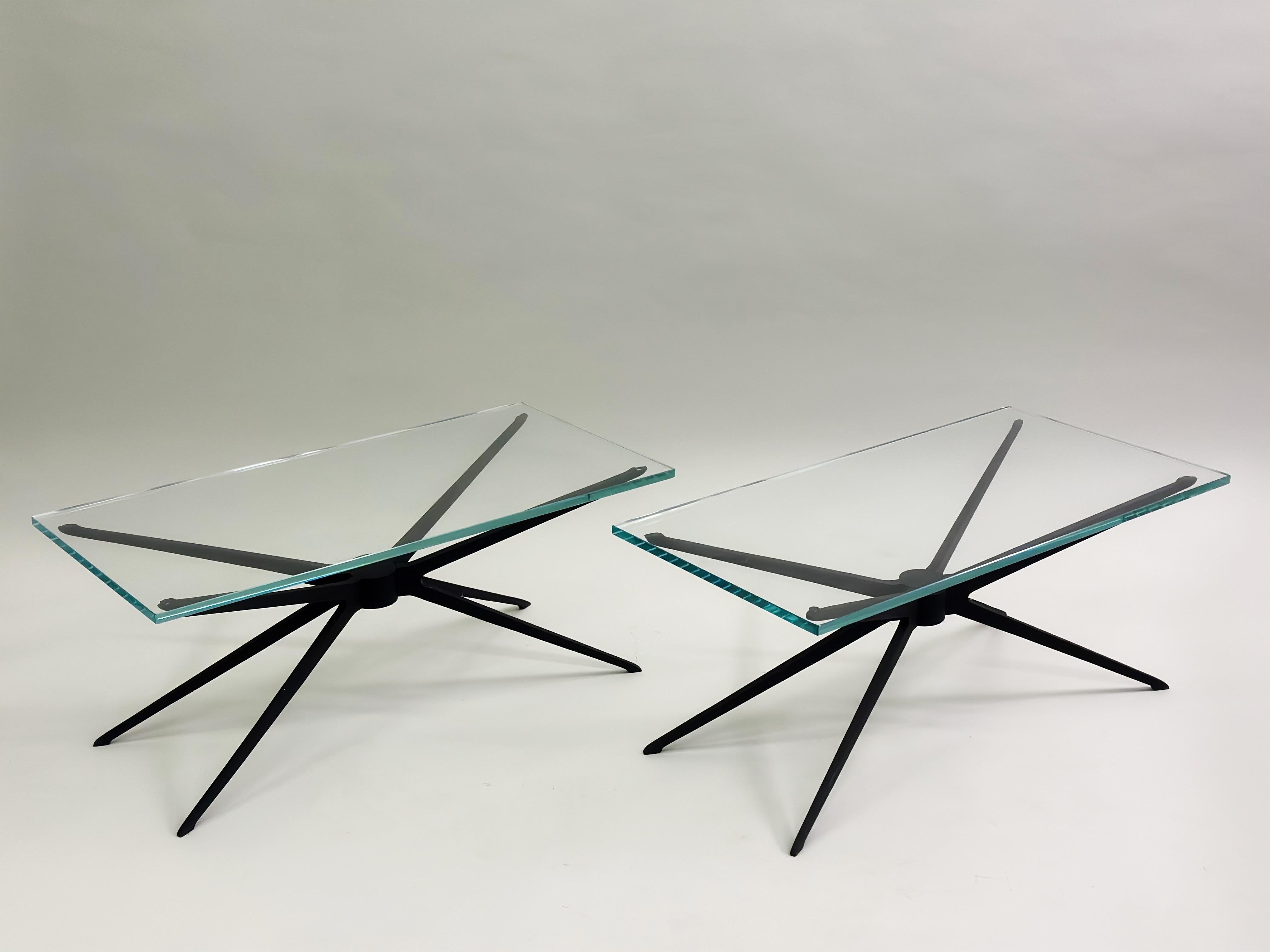 Ein seltenes Paar italienischer Beistell-, End- oder Couchtische aus Aluminium und Glas aus der Zeit von 1935 bis 1950, das Fontana Arte zugeschrieben wird. Diese Tische gehen auf die frühe Verwendung von Aluminium im italienischen Design der 1930er