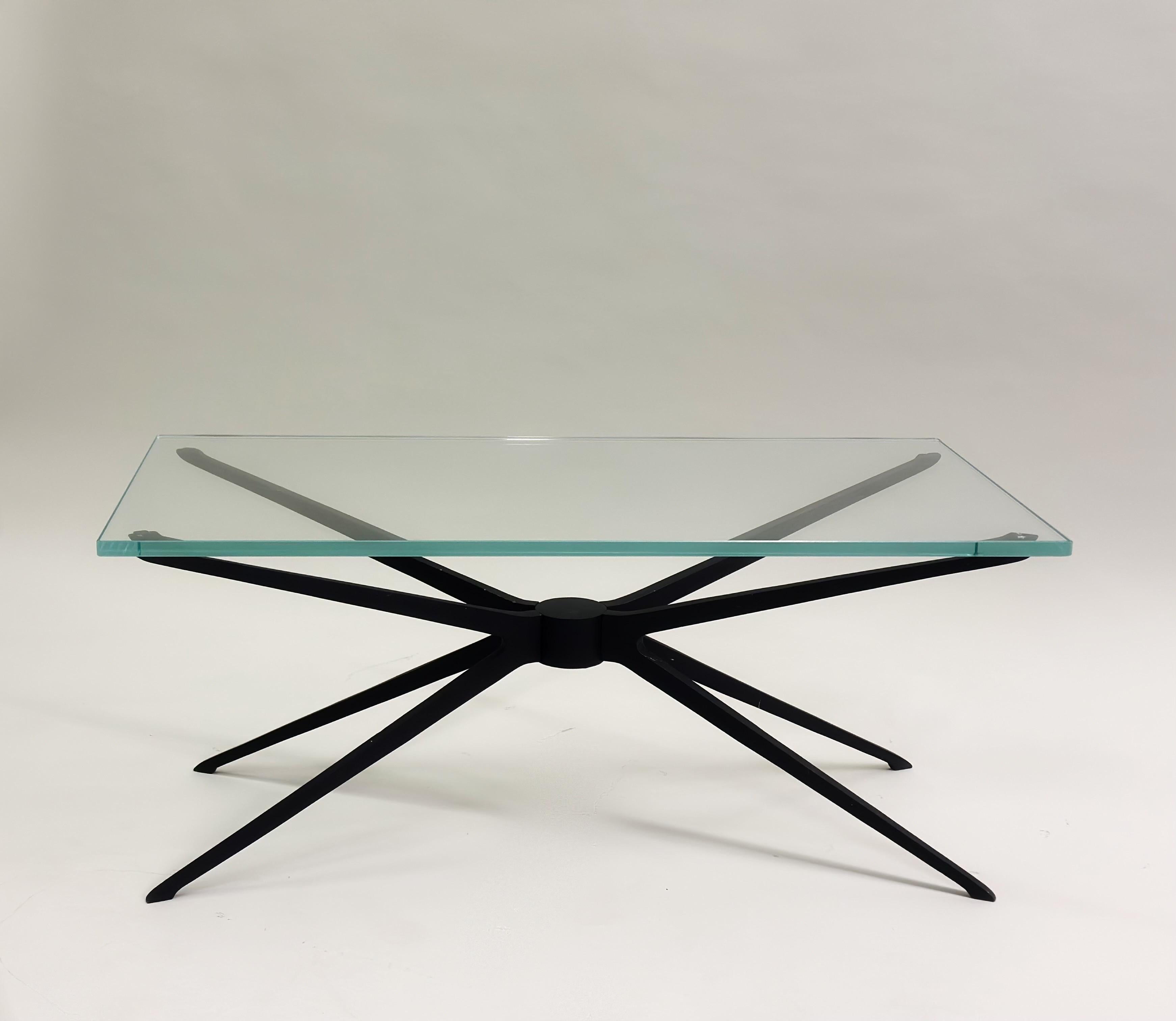 Paar italienische Beistell- oder Couchtische aus Aluminium und Glas aus der Mitte des Jahrhunderts, Fontana Arte (Italienisch) im Angebot
