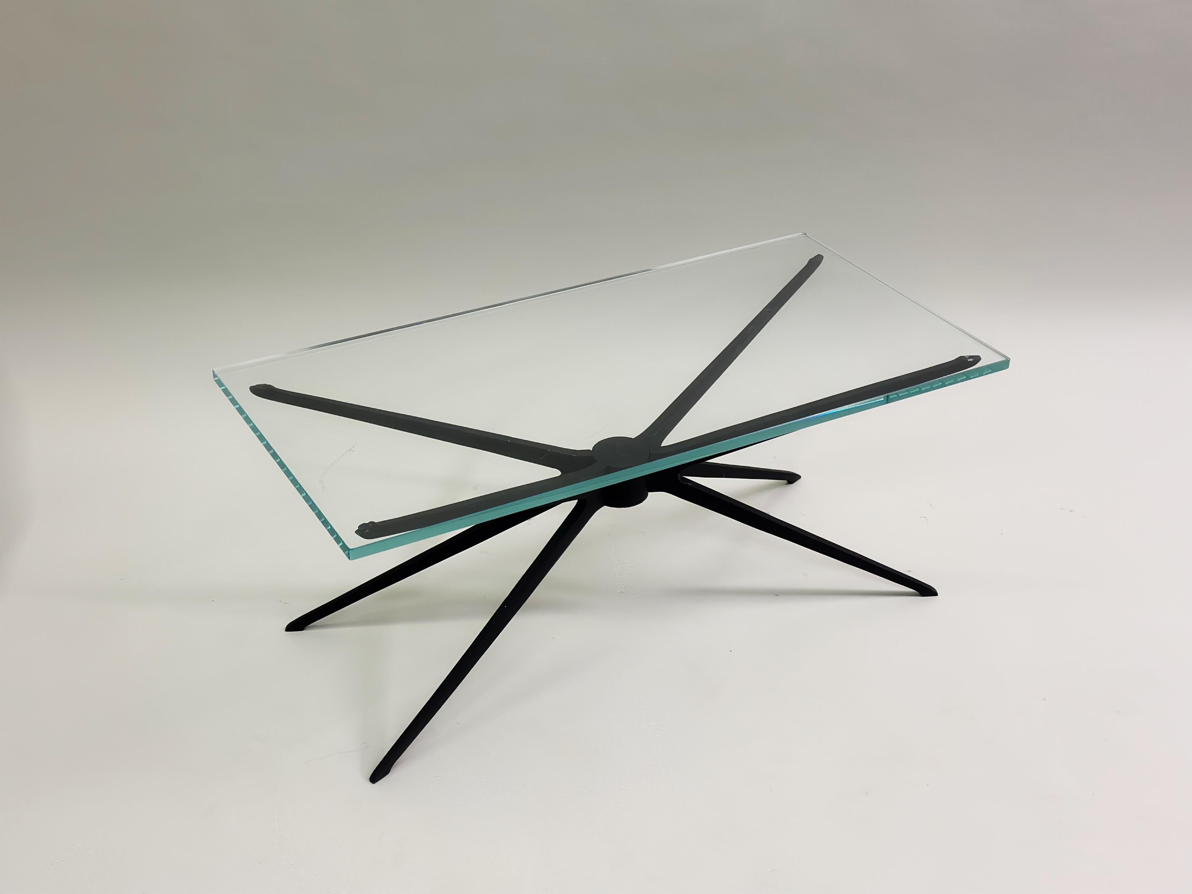 Paar italienische Beistell- oder Couchtische aus Aluminium und Glas aus der Mitte des Jahrhunderts, Fontana Arte im Zustand „Gut“ im Angebot in New York, NY