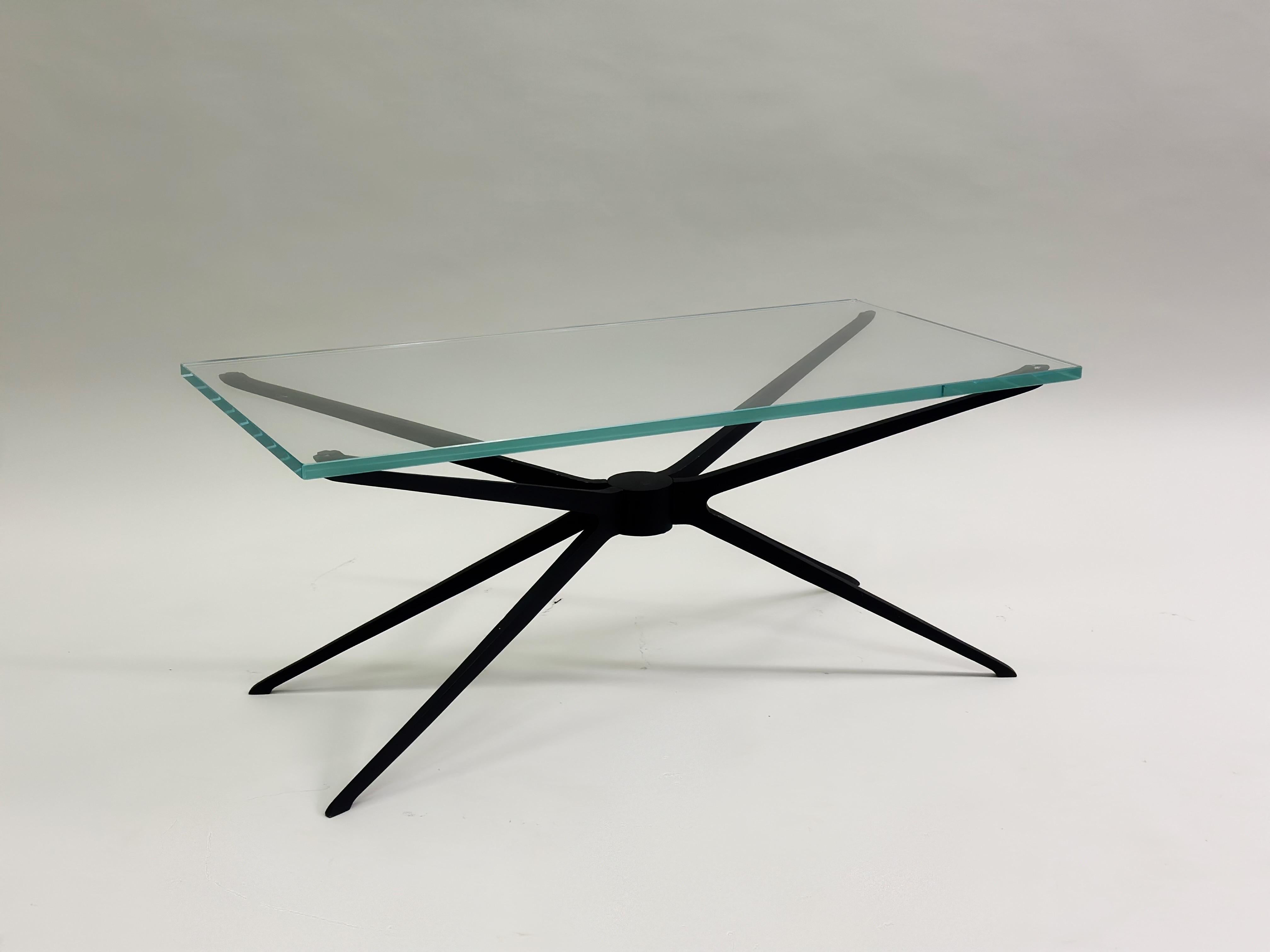 Paar italienische Beistell- oder Couchtische aus Aluminium und Glas aus der Mitte des Jahrhunderts, Fontana Arte (20. Jahrhundert) im Angebot