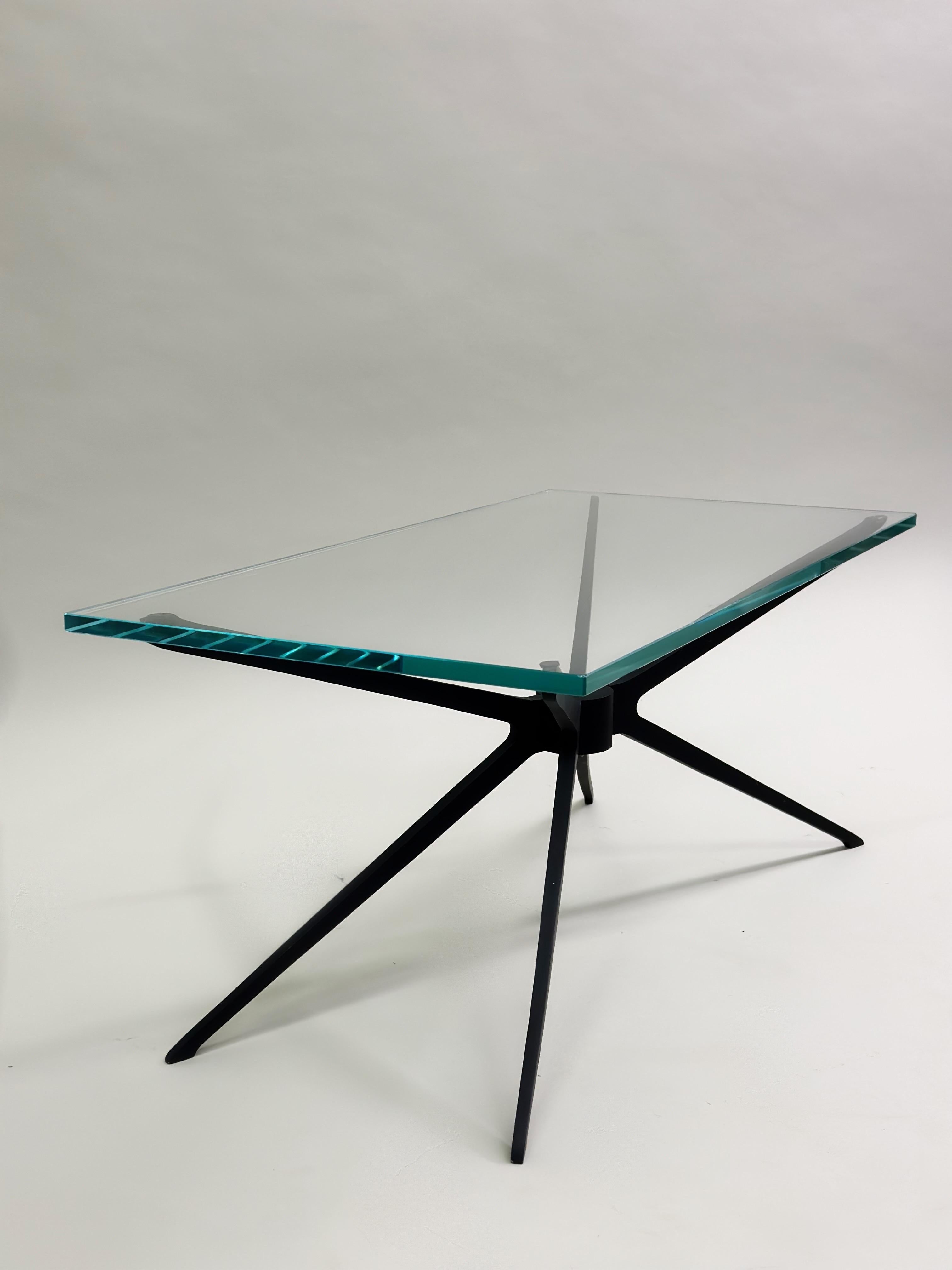 Paar italienische Beistell- oder Couchtische aus Aluminium und Glas aus der Mitte des Jahrhunderts, Fontana Arte im Angebot 1