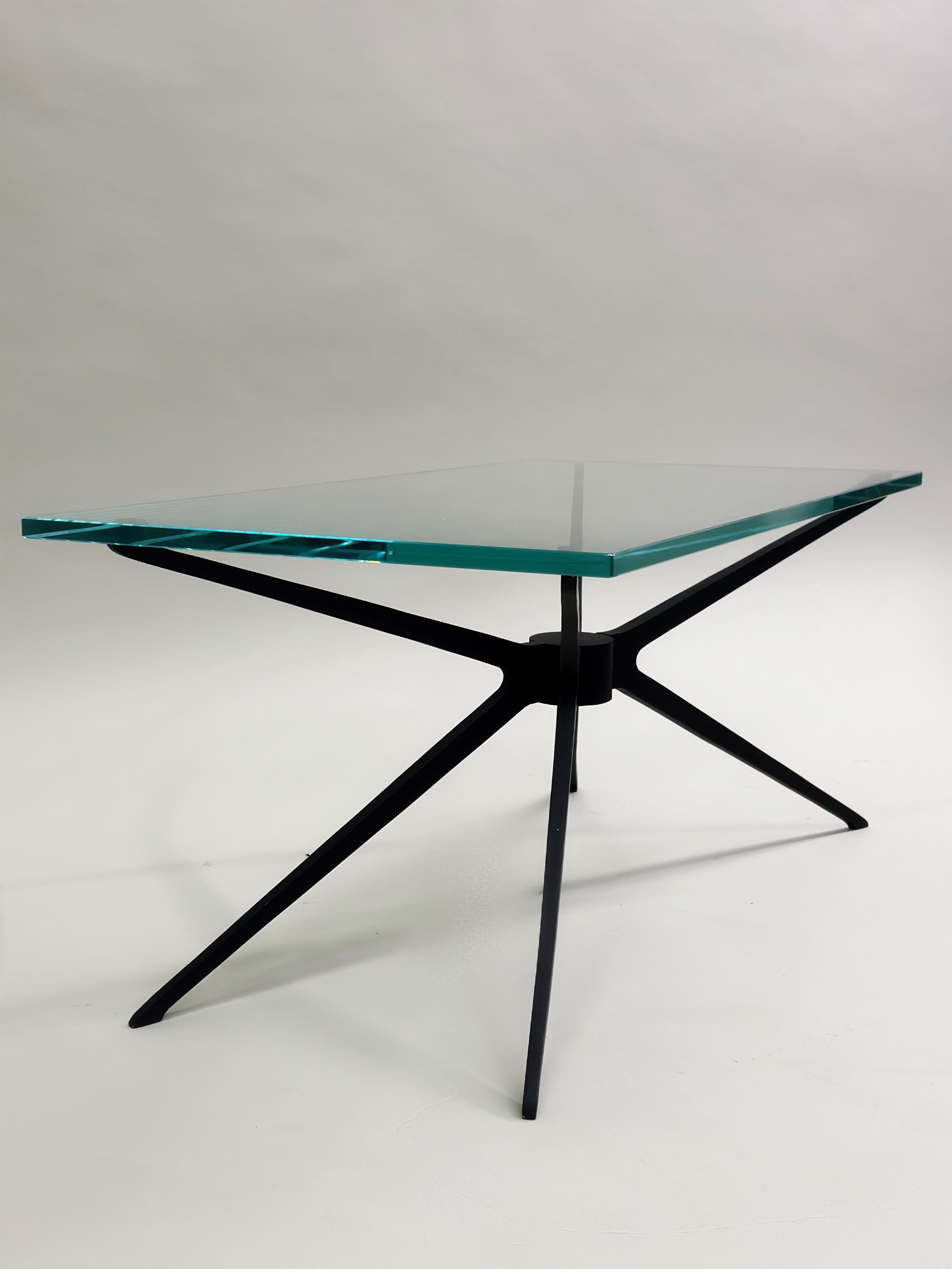 Paar italienische Beistell- oder Couchtische aus Aluminium und Glas aus der Mitte des Jahrhunderts, Fontana Arte im Angebot 2