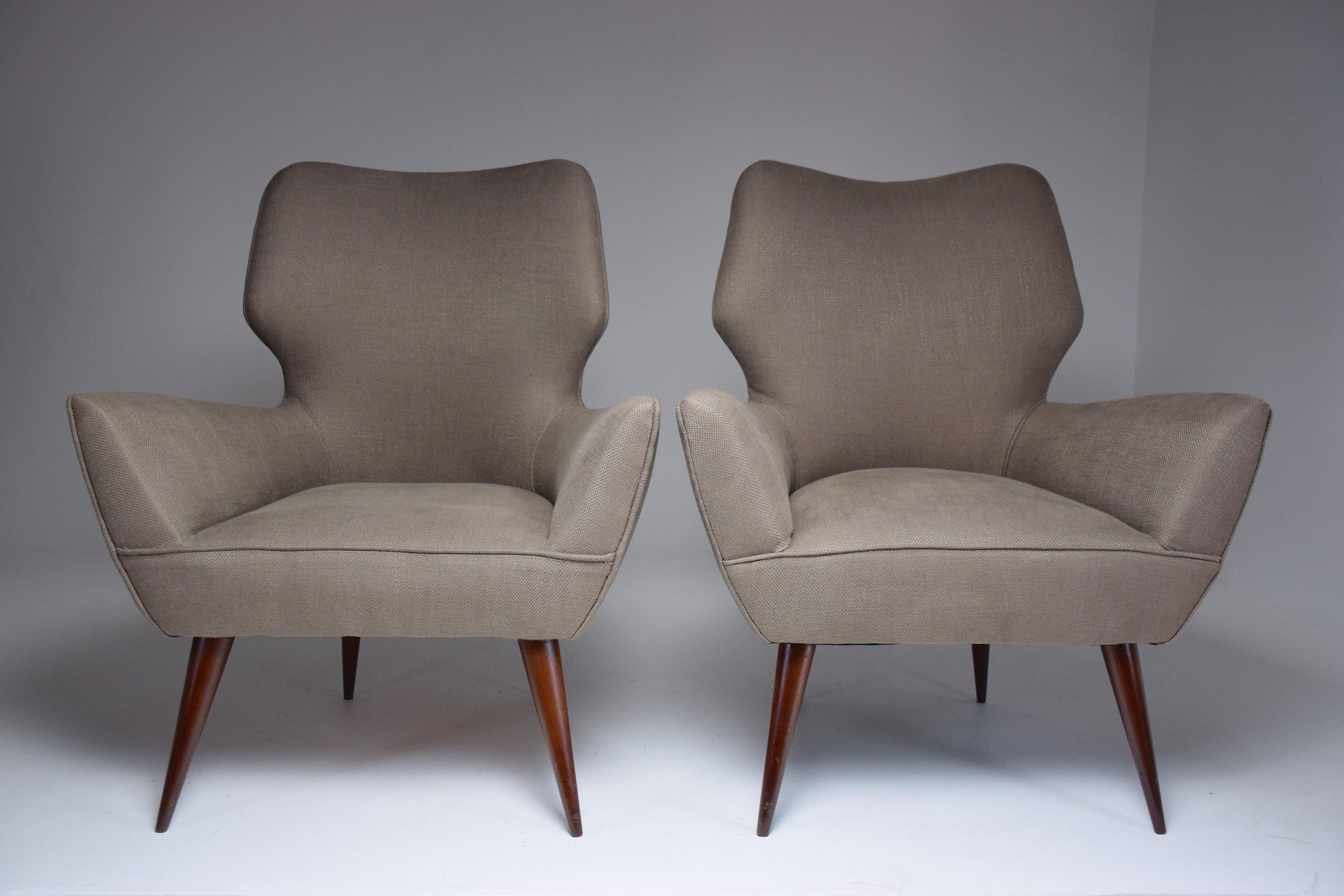 Set of 20th-century vintage Italian armchairs crafted in typical Italian midcentury style with the curved backrest and splayed, tapered wooden legs.
In fully restored condition with a grey upholstery.
Italy, circa 1950s.
---
We are an exhibition