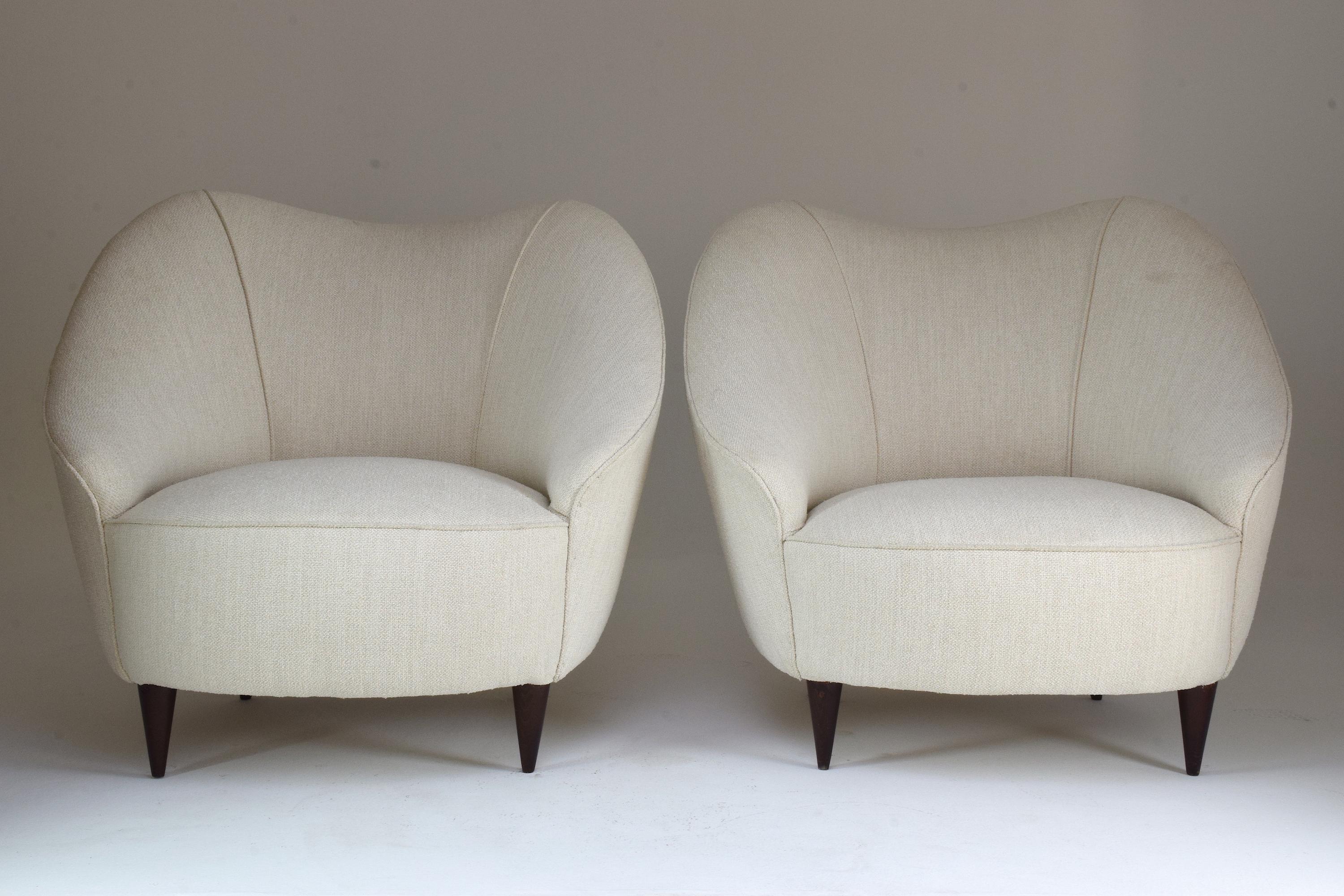 An exquisite 20th-century vintage set of two highly comfortable armchairs or lounge chairs in wool blend upholstery attributed to iconic Italian designer Gio Ponti circa 1950s.
Expertly restored by our team. 

  

We are an exhibition space and an