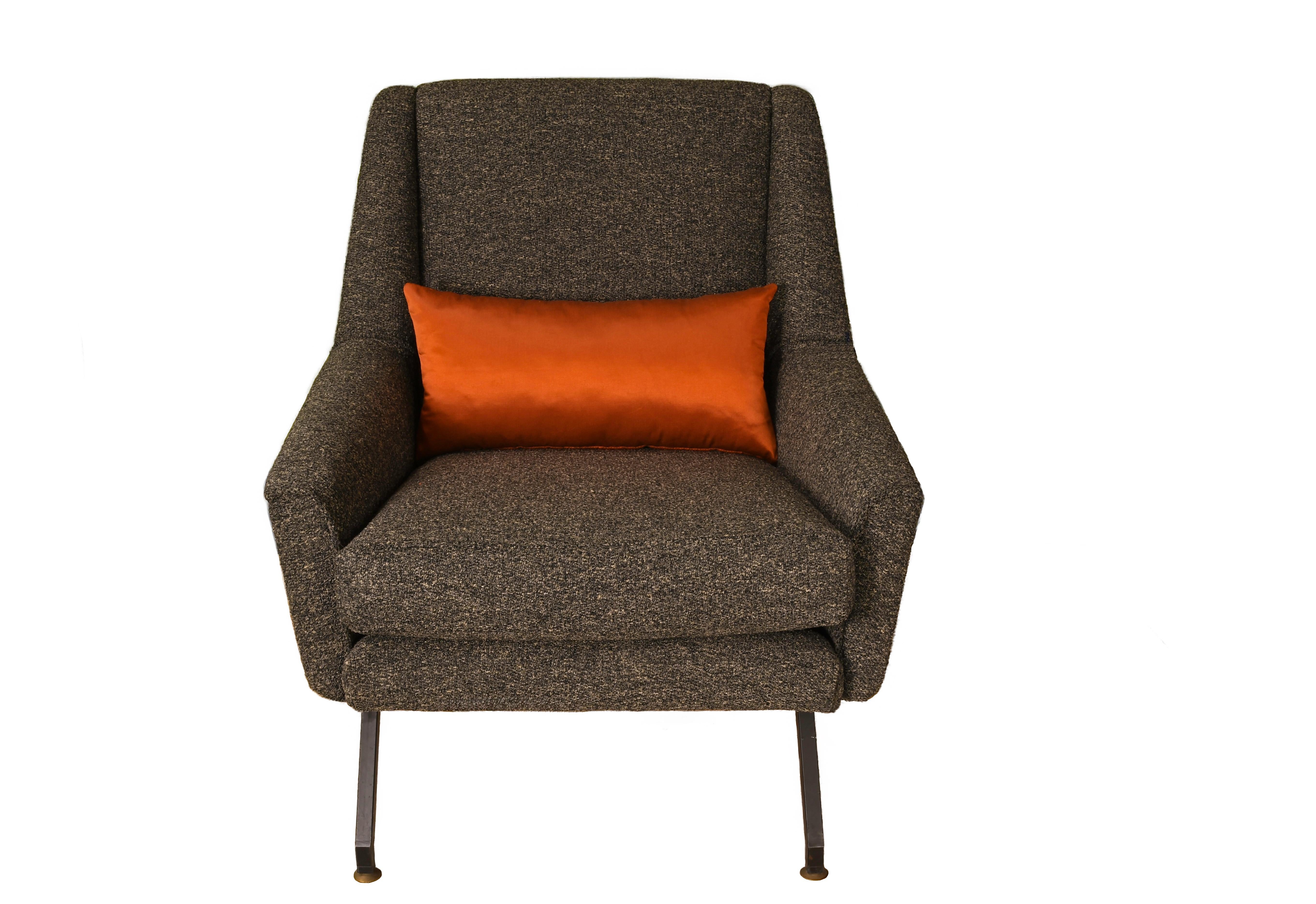 Mid-Century Modern Pair of Italian Mid-Century Armchairs by Gigi Radice for Minotti For Sale