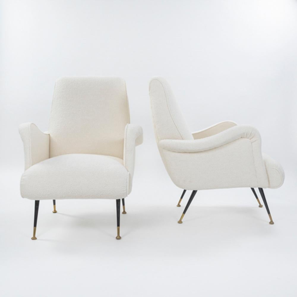 Mid-Century Modern Pair of Italian Mid-Century Armchairs off-white Bouclé Fabric by G. Radice 1950s For Sale